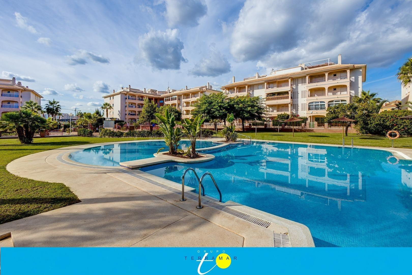 FANTASTICO APARTAMENTO EN PLANTA BAJA CON PISCINA COMUNITARIA Y GRAN TERRAZA PRIVADA