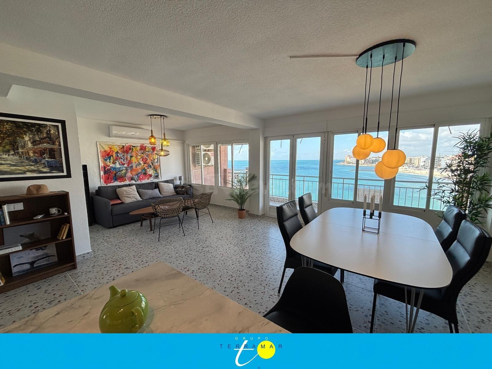 FANTÁSTICO APARTAMENTO TOTALMENTE REFORMADO Y CON INCREÍBLES VISTAS AL MAR Y PLAYA