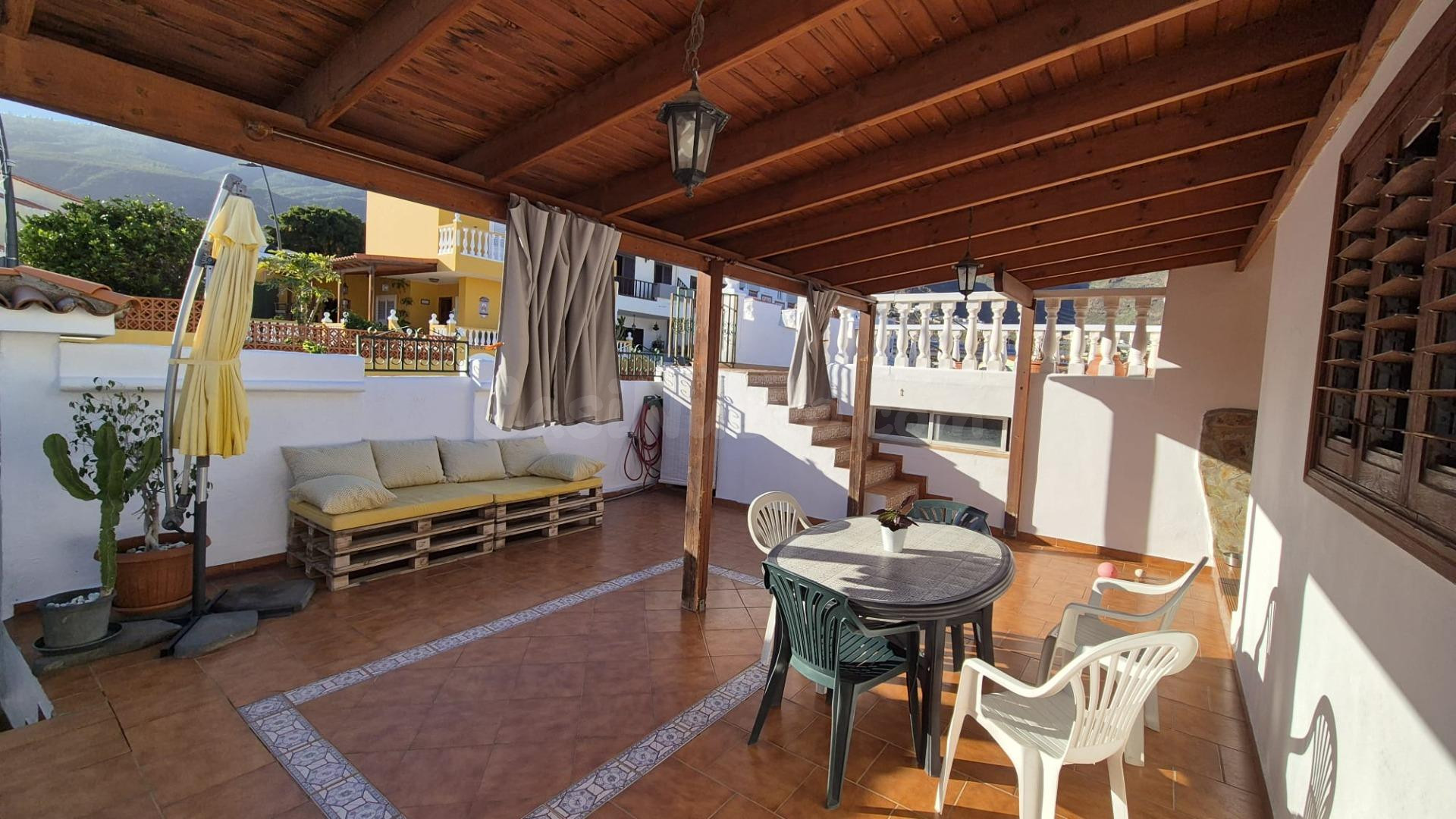Las Caletillas (Candelaria): Se vende estupendo chalet pareado exterior con gran terraza y piscina comunitaria.