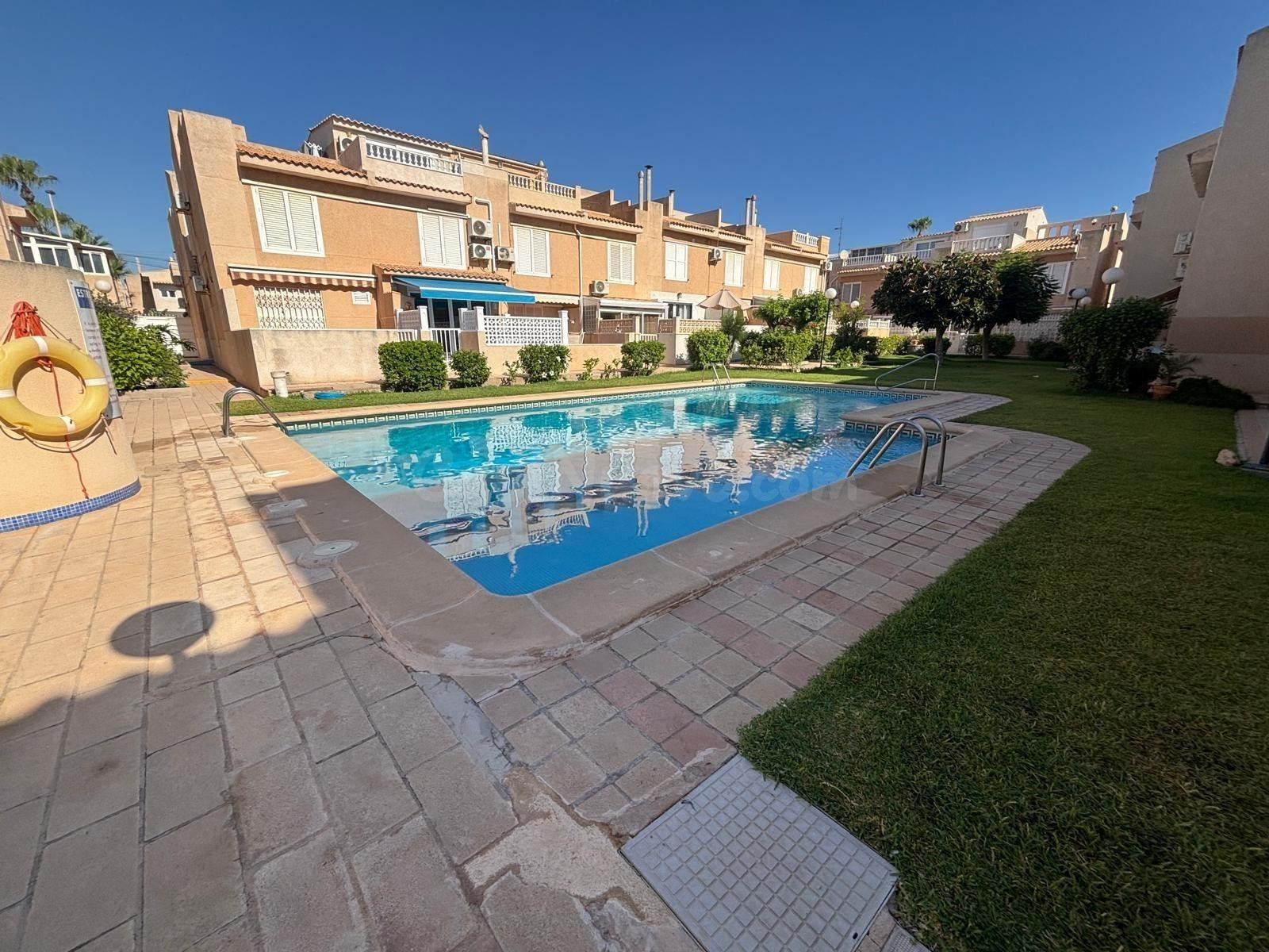 FANTASTICO ADOSADO DUPLEX, CON PISCINA COMUNITARIA Y GRAN TERRAZA