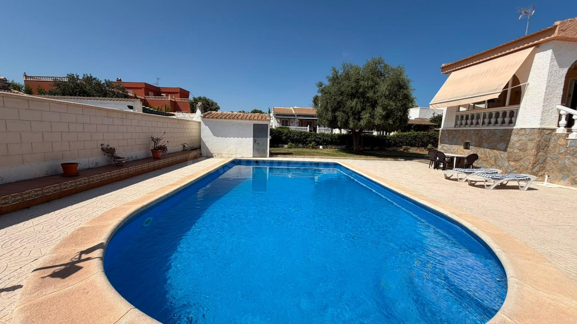 MAGNIFICO CHALET INDEPENDIENTE CON PISCINA PROPIA Y ZONAS VERDES, IDEAL PARA FAMILIAS