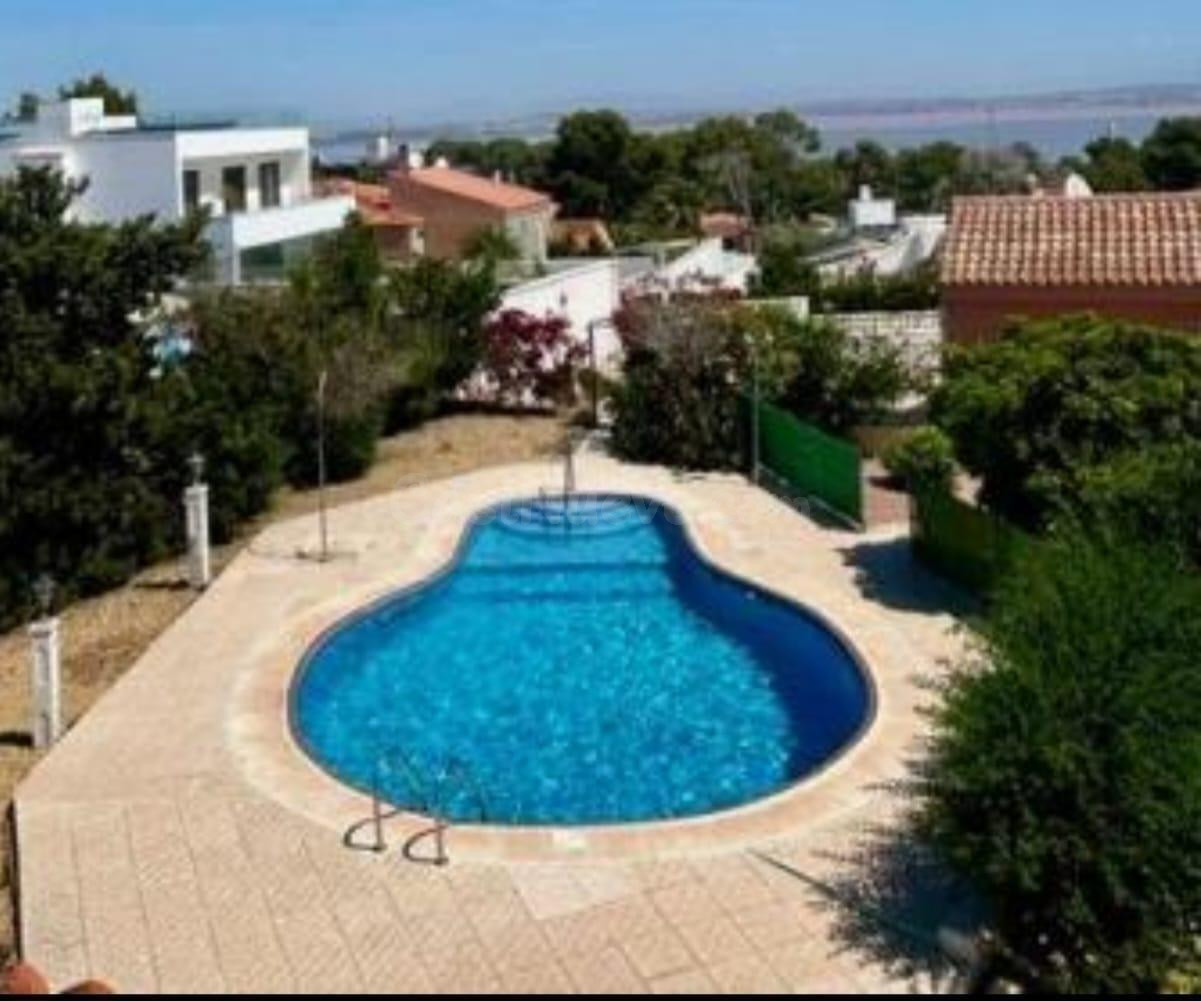 PRECIOSO CHALET CON GRAN PARCELA Y TERRAZA Y ADEMAS PISCINA COMUNITARIA