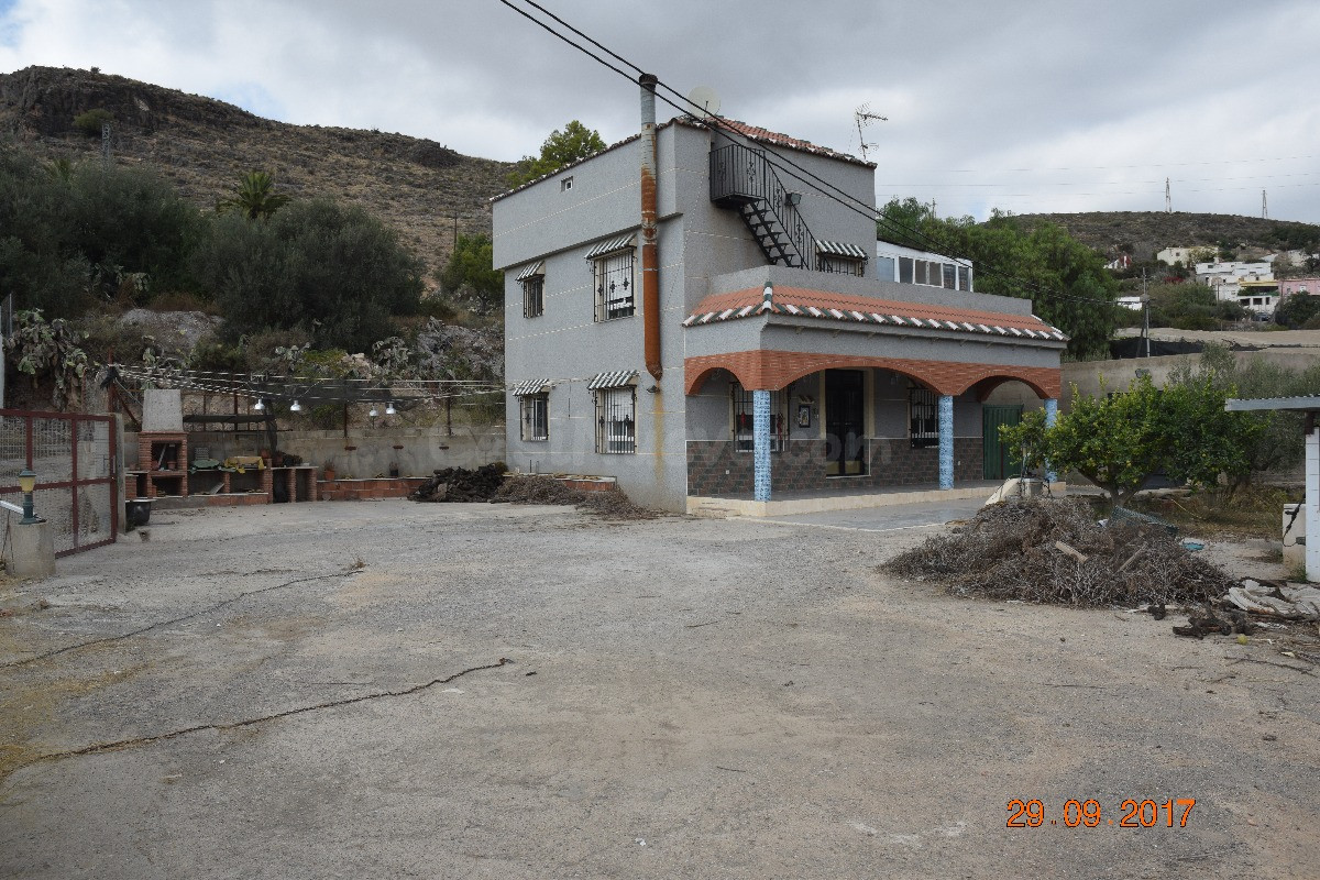 MAGNIFICO CASA DE CAMPO CON TERRENO EN ZONA INMEJORABLE EN BERJA.