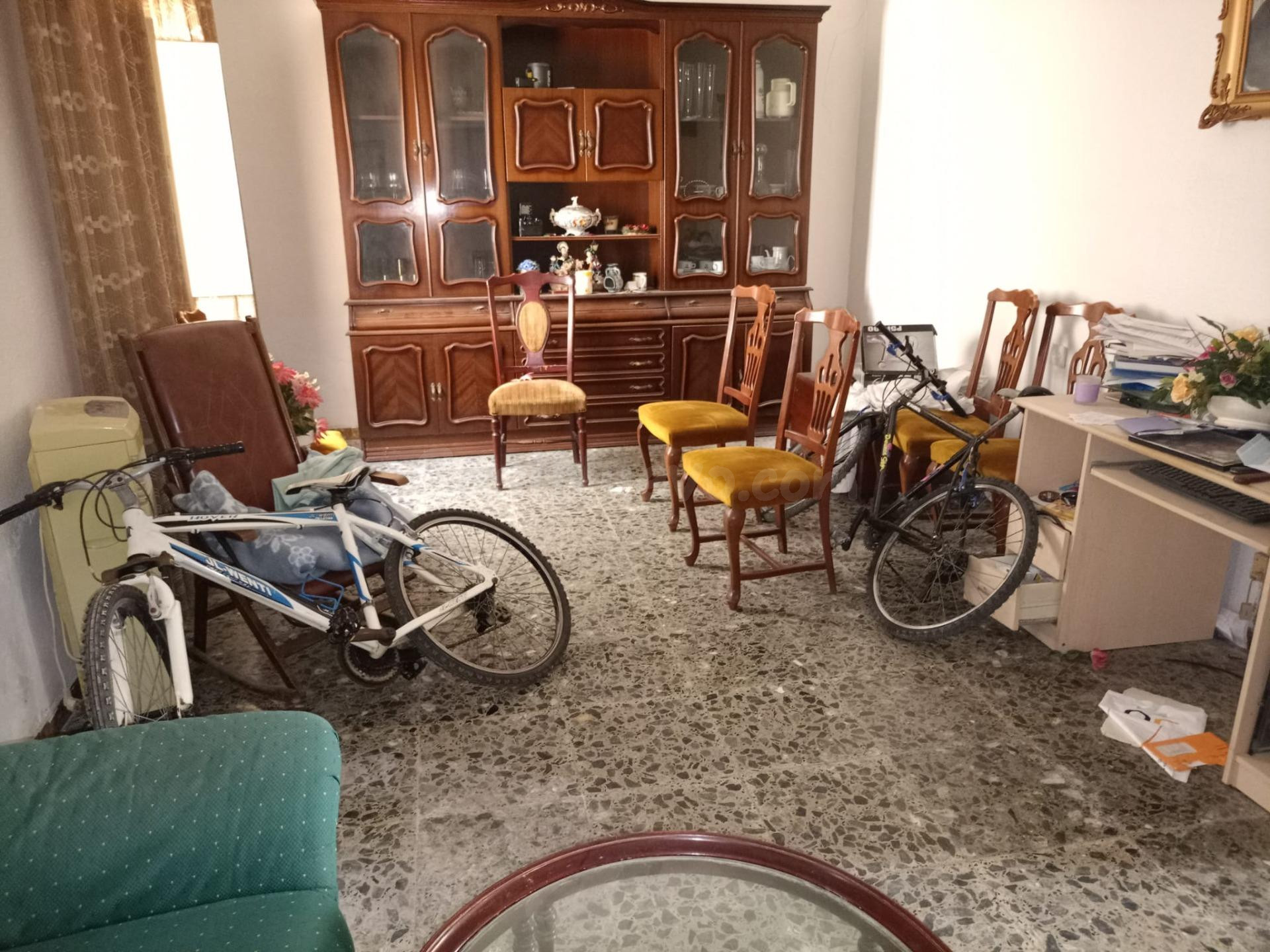CASA MUY AMPLIA EN  PLANTA BAJA CON ALMACEN
