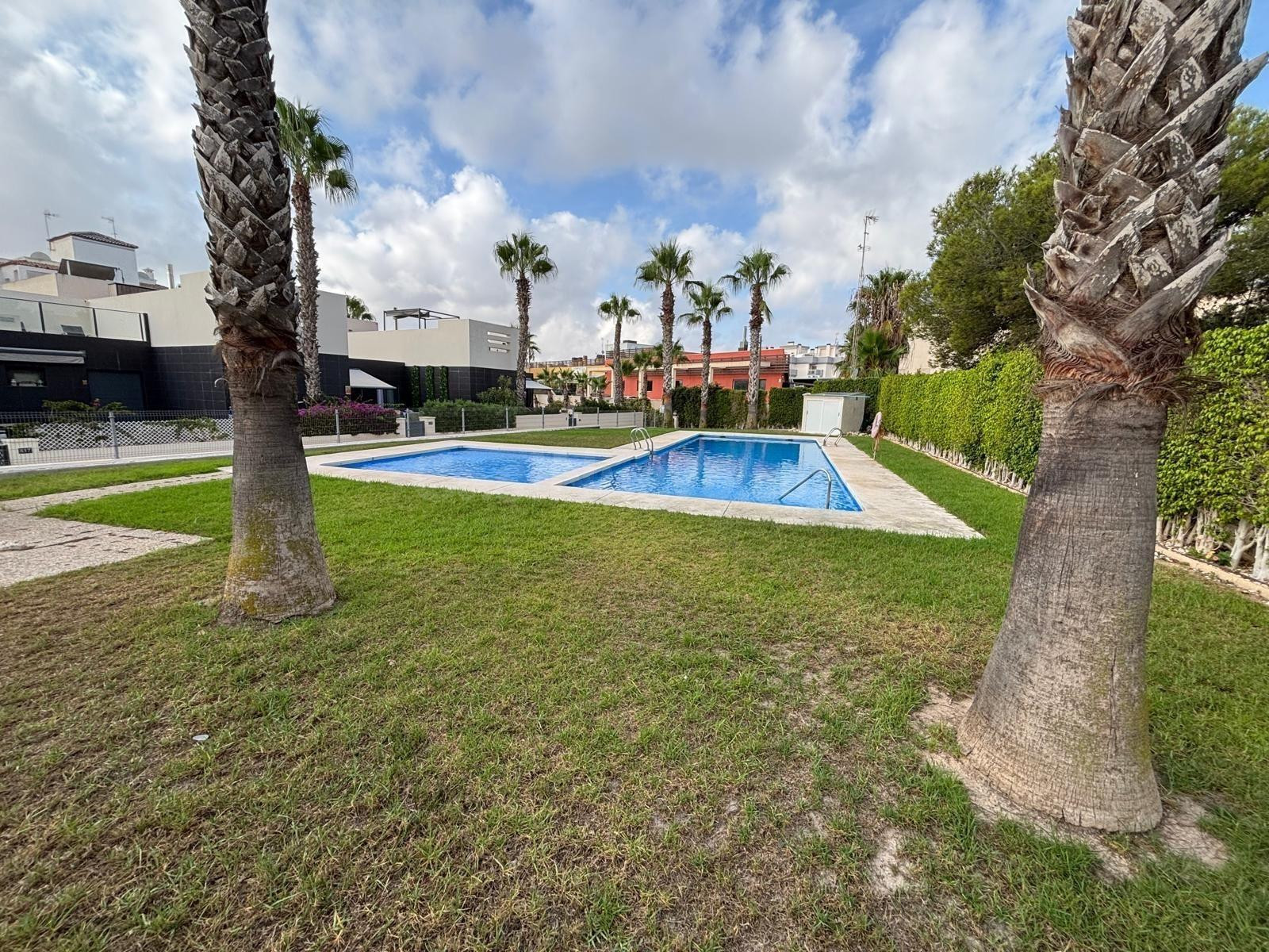 ESTUPENDO CHALET ADOSADO CON PISCINA COMUNITARIA, PARKING Y TRASTERO, IDEAL PARA SUS DÍAS DE DESCANSO