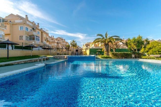 MAGNIFICO APARTAMENTO CON UNA ESPECTACULAR PISCINA Y ZONAS VERDES