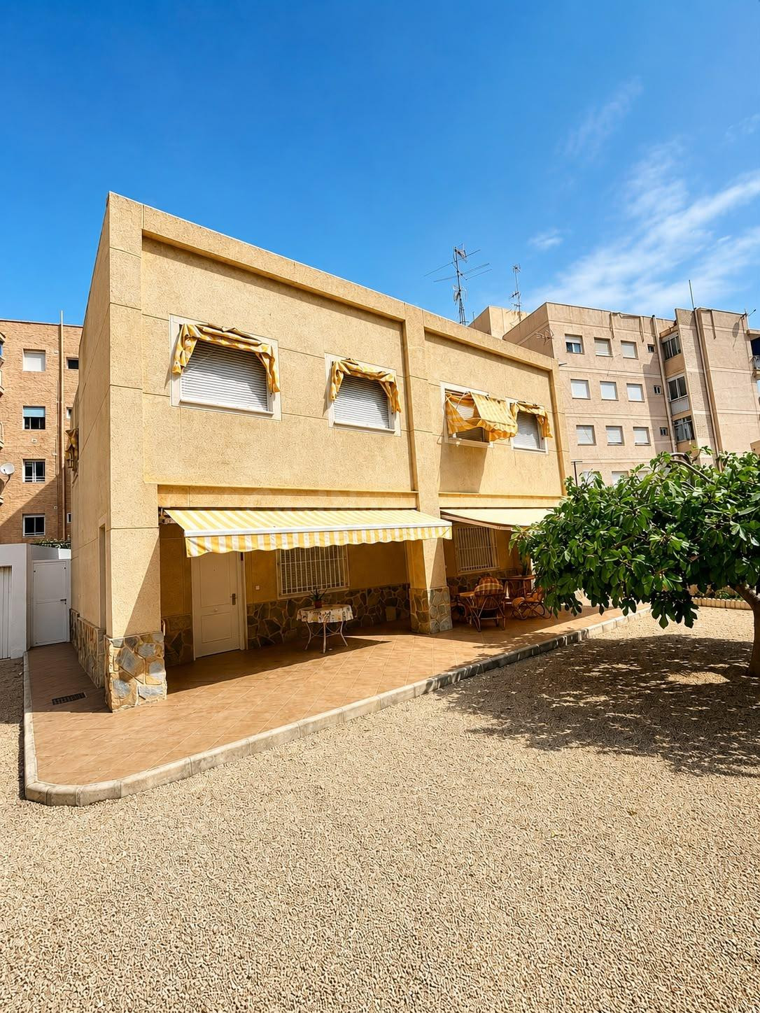 Vive a un paso del mar. Dúplex con cochera cerrada y 3 dormitorios en Playa Lisa, Santa Pola