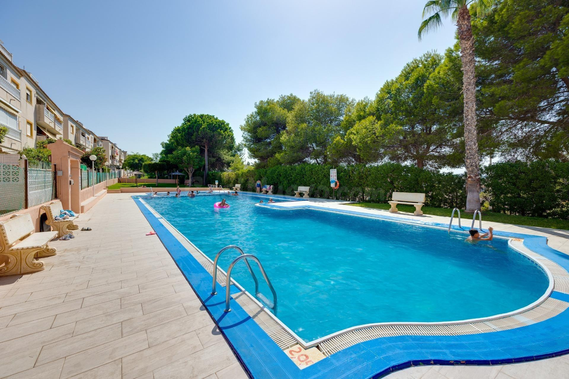 MAGNIFICA VIVIENDA RODEADA DE ZONAS VERDES CON PISCINA COMUNITARIA Y GARAJE INCLUIDO EN EL PRECIO