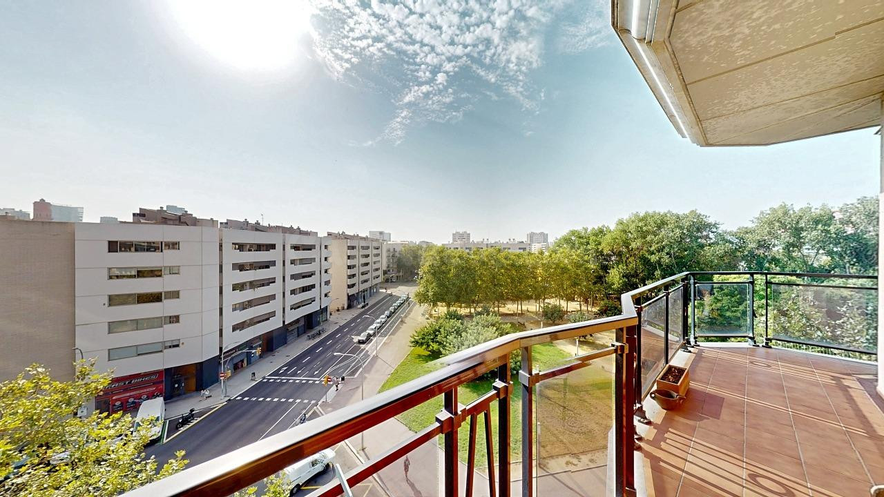 Piso 4 habitaciones en quinta planta, muy luminoso y con vistas al parque, en Poblenou