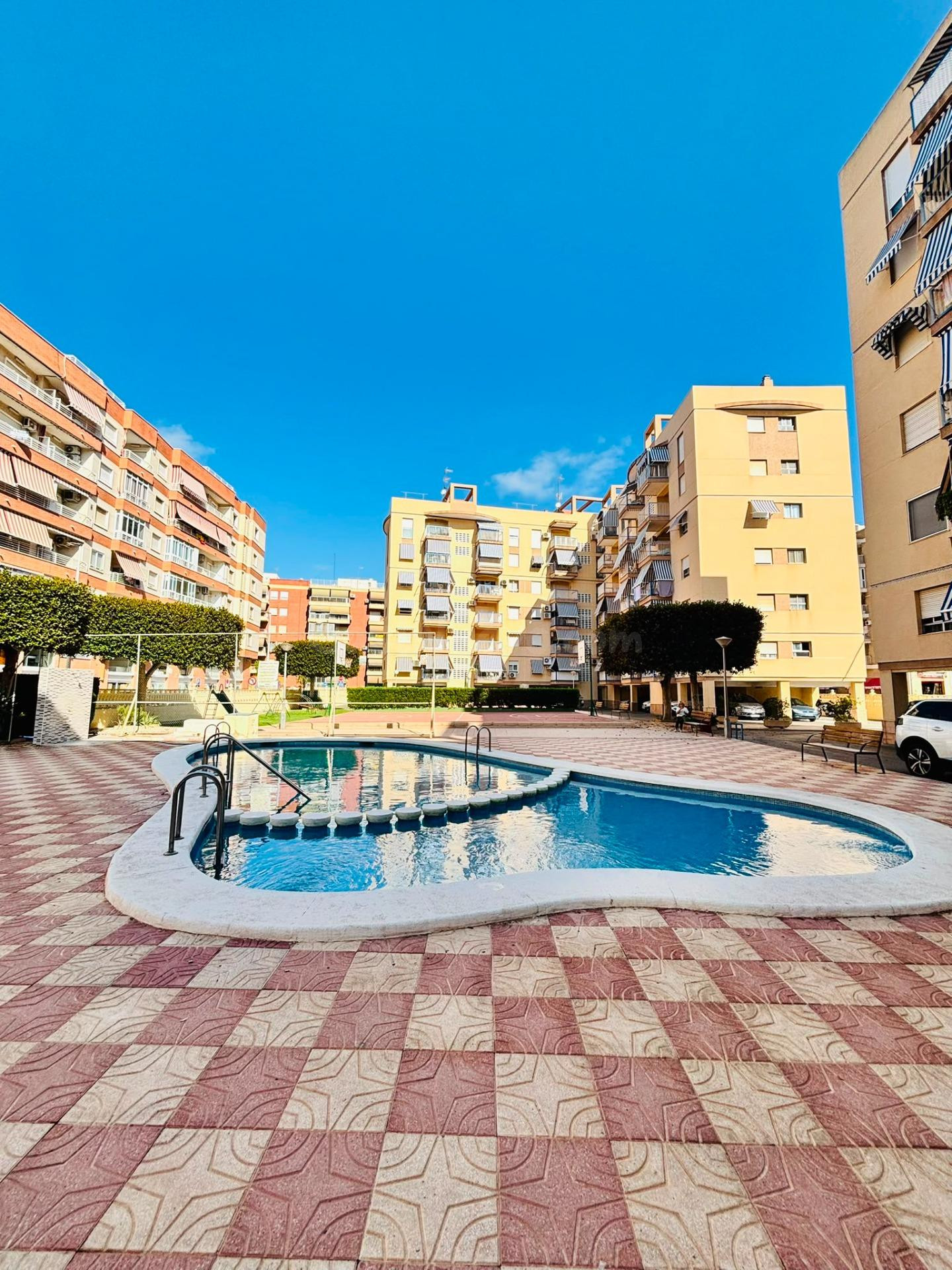 Estupendo apartamento reformado con garaje, piscina y dos terrazas en la zona Club Náutico de Santa Pola