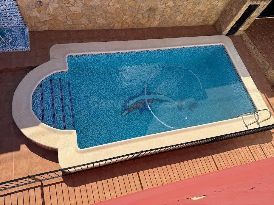 Chalet Urbano Independiente con Parcela y Piscina en Las Pedrizas