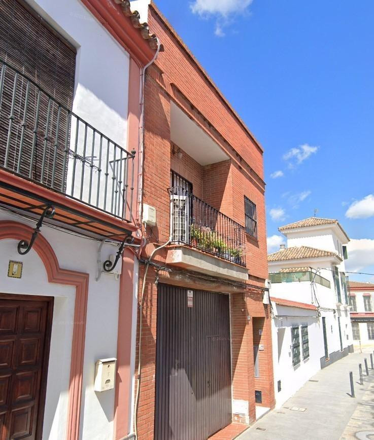 Impresionante Vivienda en el Corazón de Gines a Solo 15 Minutos de Sevilla - €450,000