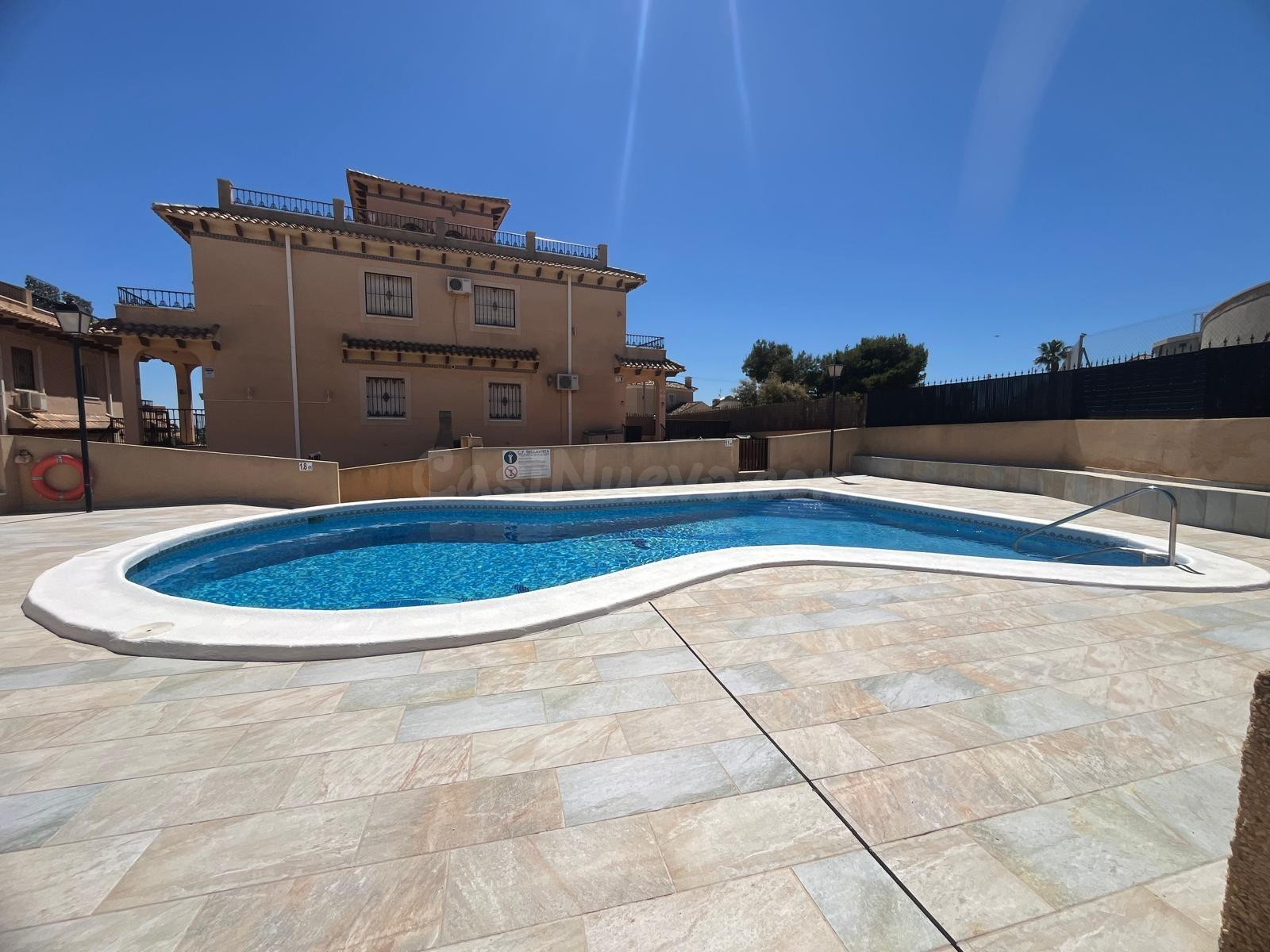 PRECIOSO CHALET ADOSADO CON PISCINA COMUNITARIA, RODEADO DE ZONAS VERDES