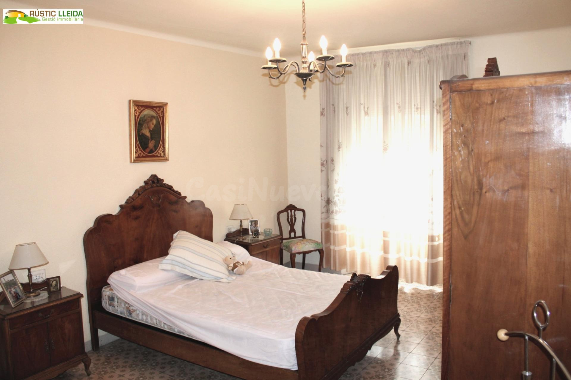 En Tàrrega, capital de la comarca del Urgell, se encuentra esta vivienda de 469 m2 construidos.