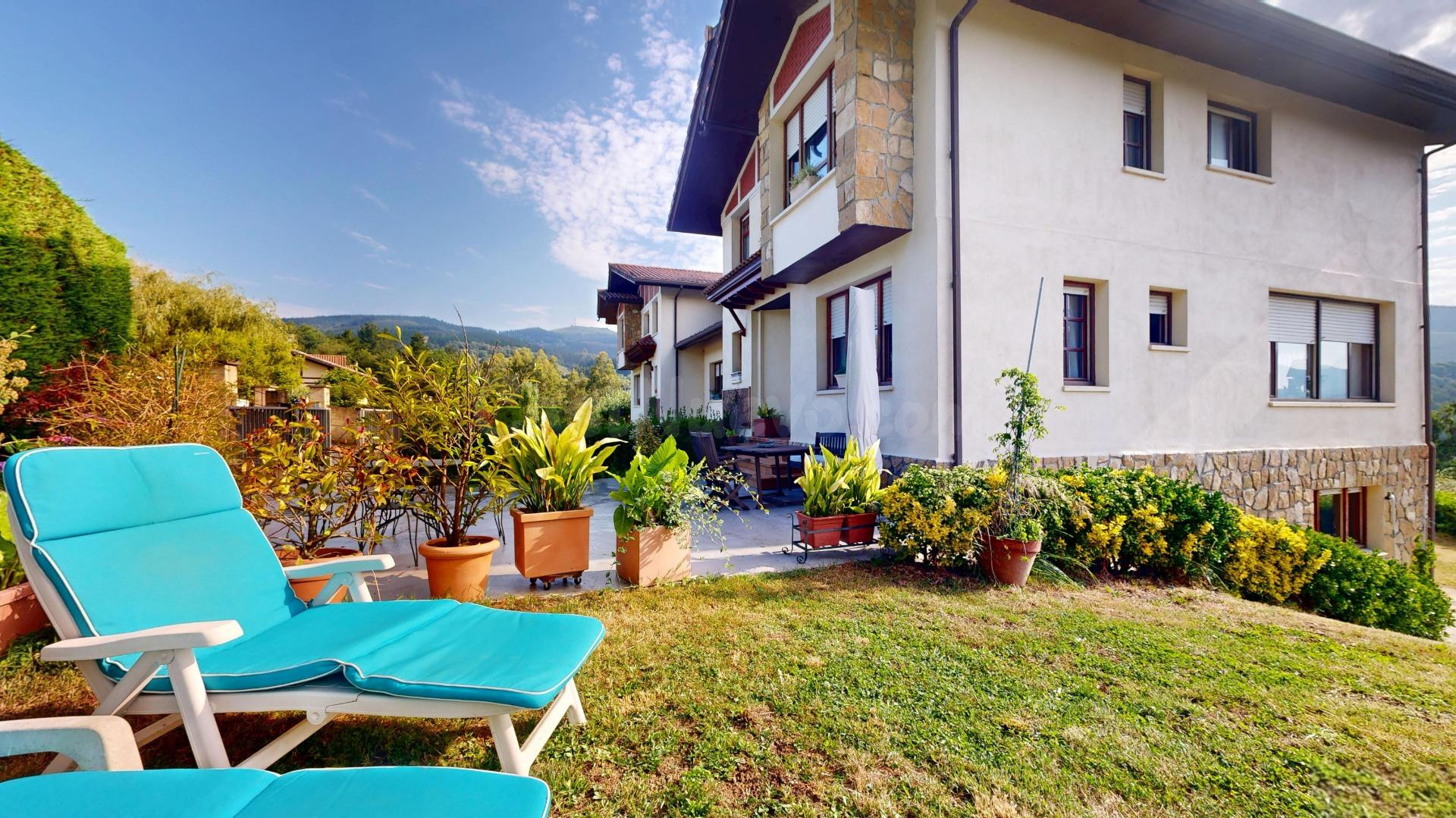Chalet bifamiliar seminuevo con jardín en Zalla, con vistas inmejorables