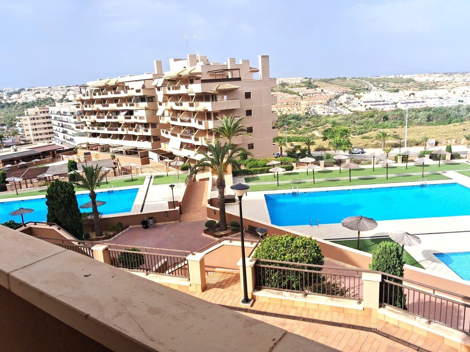 Se vende apartamento  luminoso esquina en Playa  Los Arenales del Sol (Alicante)