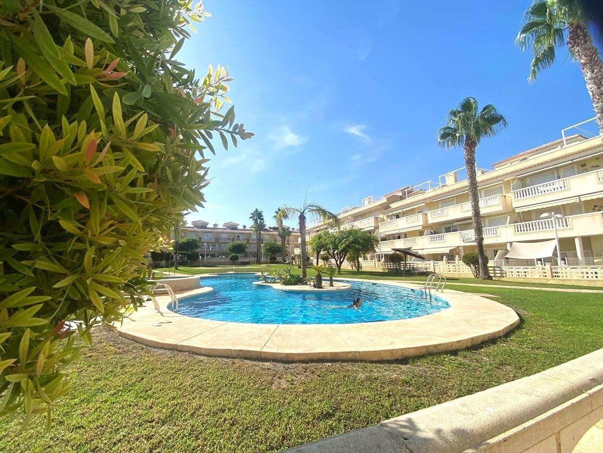 Se vende apartamento en Gran Alacant (Santa Pola) | Planta baja 3 dormitorios, terraza 30 m2, piscina y jacuzzi.