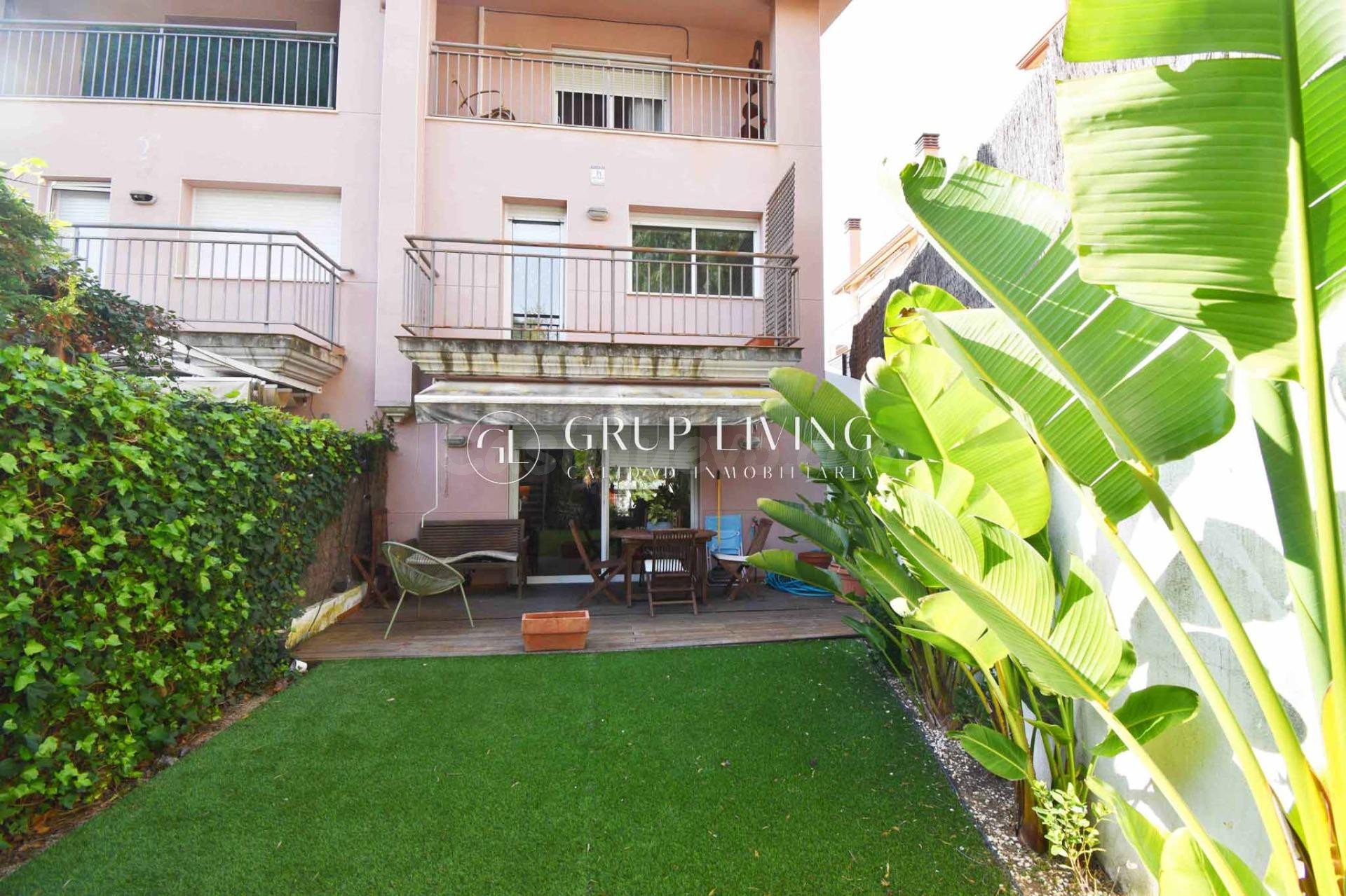 CASA APAREADA ESQUINERA CON AMPLIOS JARDINES Y PISCINA EN QUINT MAR