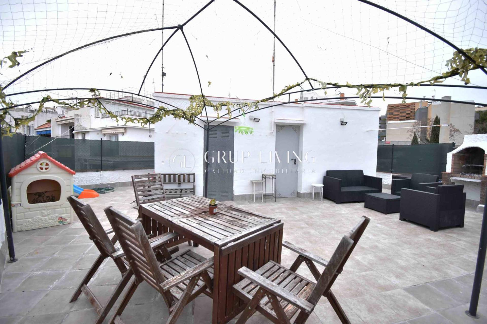 VIVIENDA ESQUINERA REFORMADA CON TERRAZA PRIVADA DE 50m2 Y VISTAS AL MAR