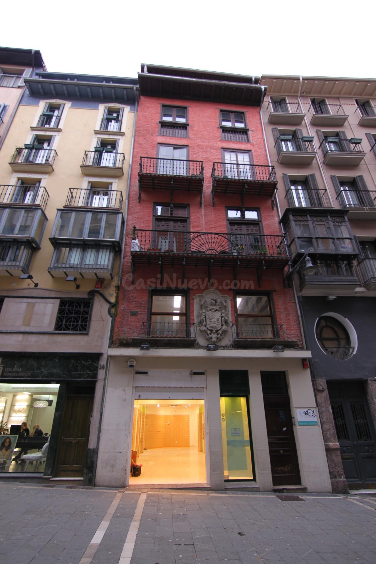Ekiser vende edificio en el casco histórico, calle Chapitela de Pamplona,