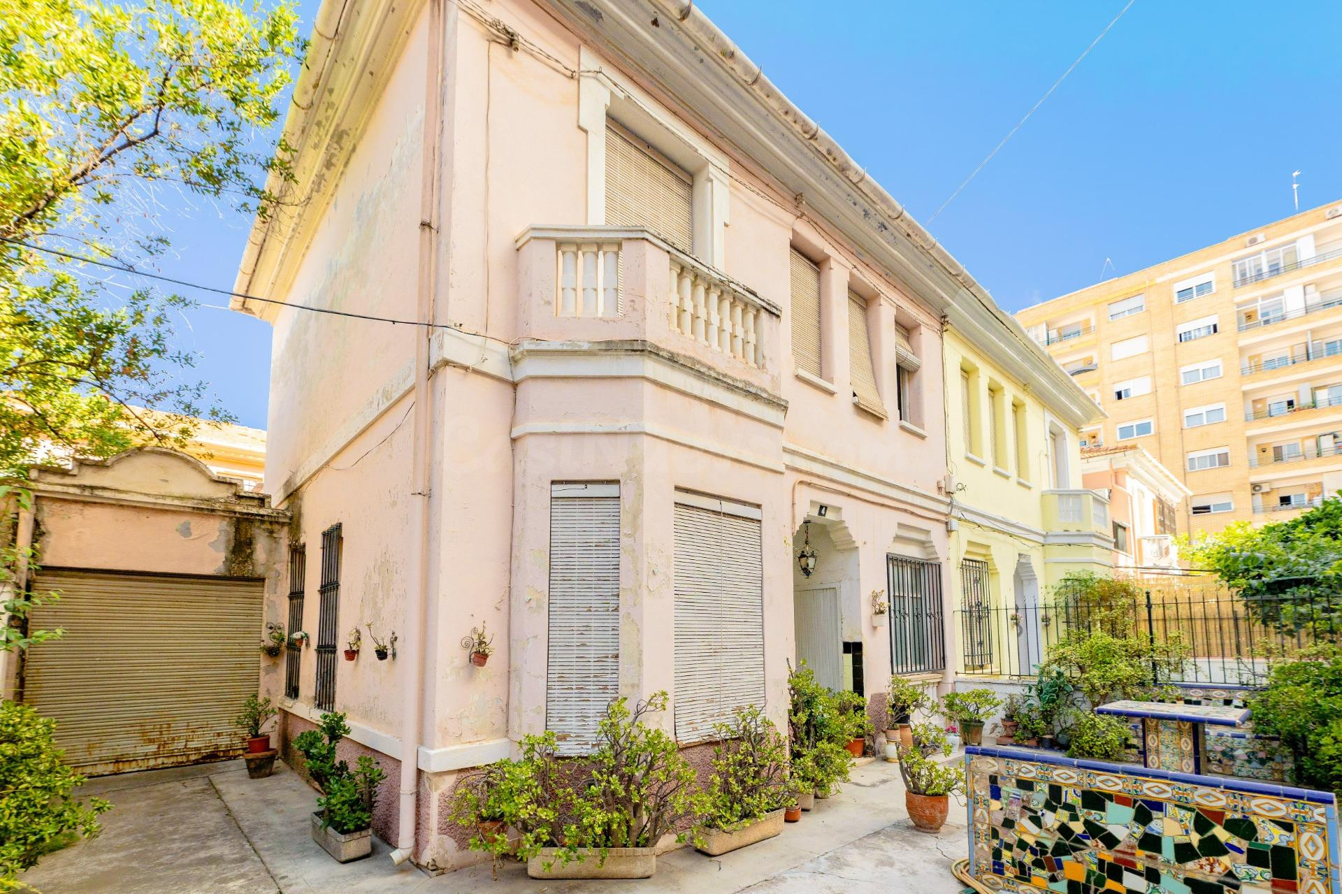Un oasis privado en Valencia: Casa independiente con gran jardín, terraza y garaje para diseñar a tu gusto