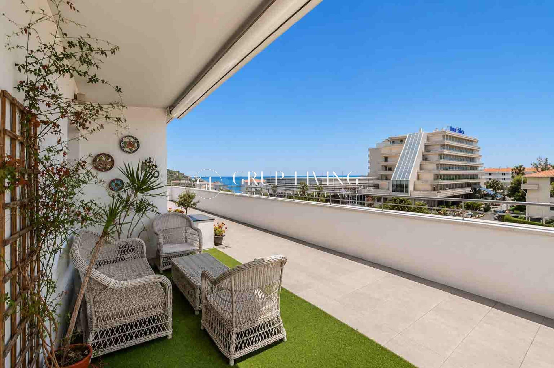 ÁTICO ESQUINERO CON IMPRESIONANTES VISTAS AL MAR EN AIGUADOLÇ, SITGES