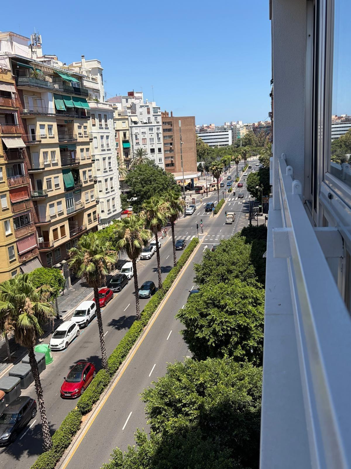 Te gustaría disfrutar de este piso de alquiler, en un Barrio consolidado y a un paso del centro de Valencia.