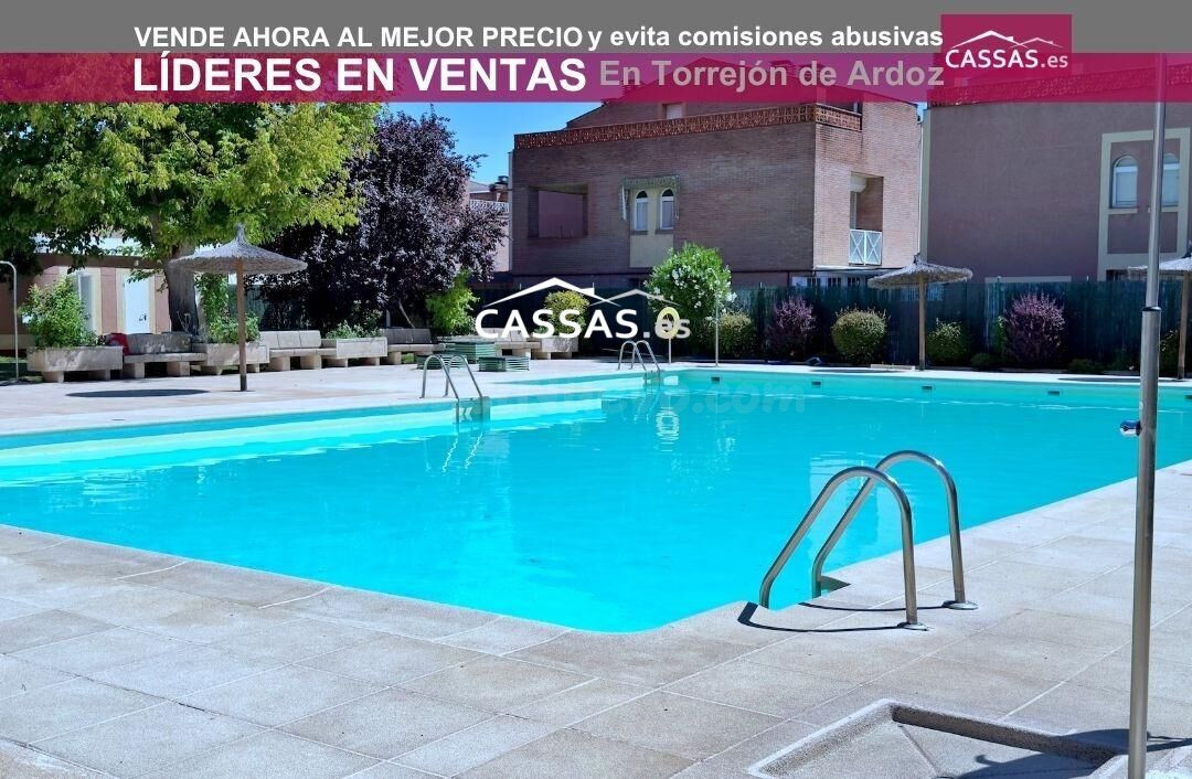 CHALET SOLANA. 4 habitaciones y 3 baños, Patio y terraza. Piscina y garaje.