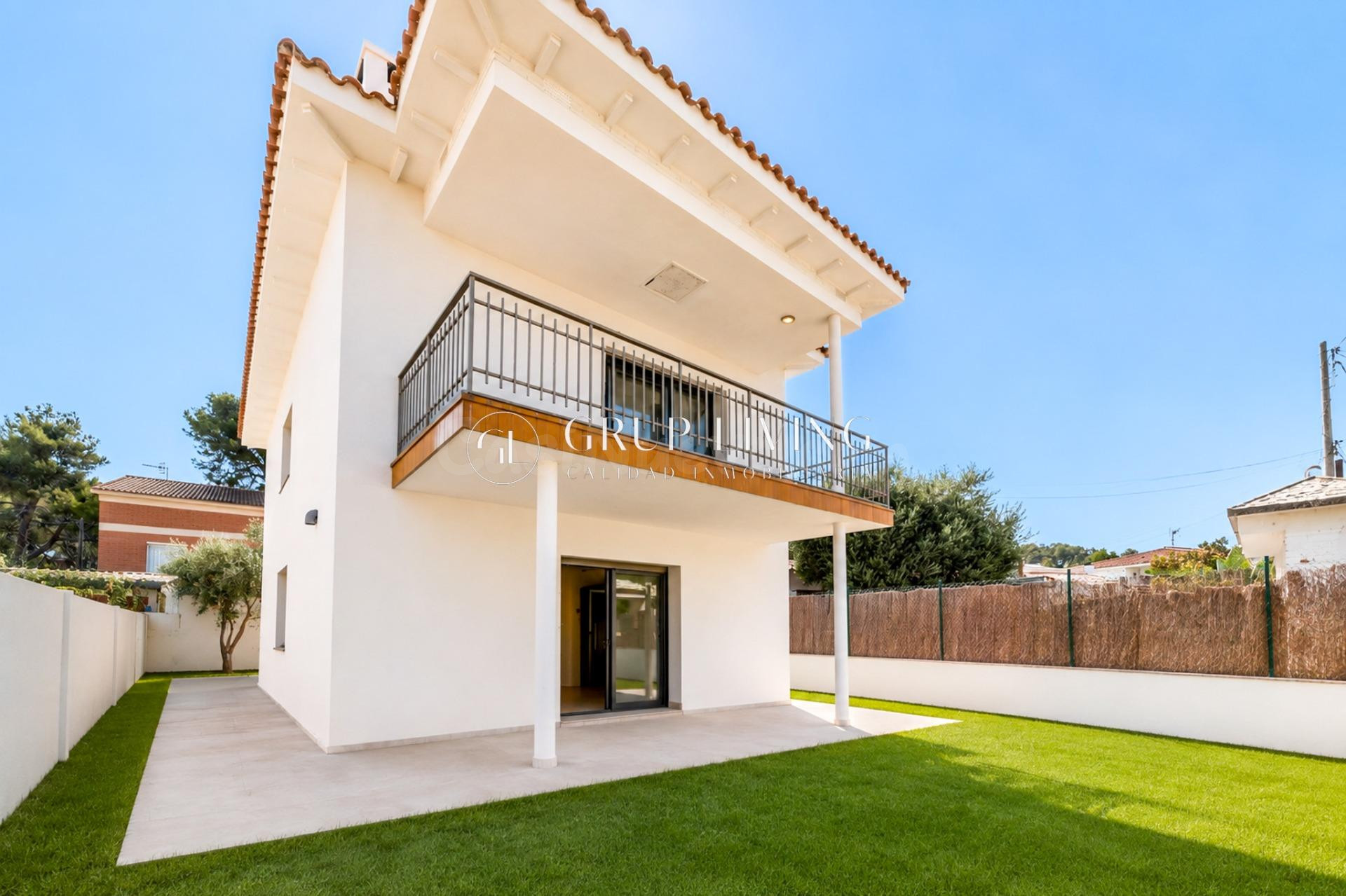 EXCLUSIVA VIVIENDA UNIFAMILIAR TOTALMENTE REHABILITADA JUNTO A SITGES
