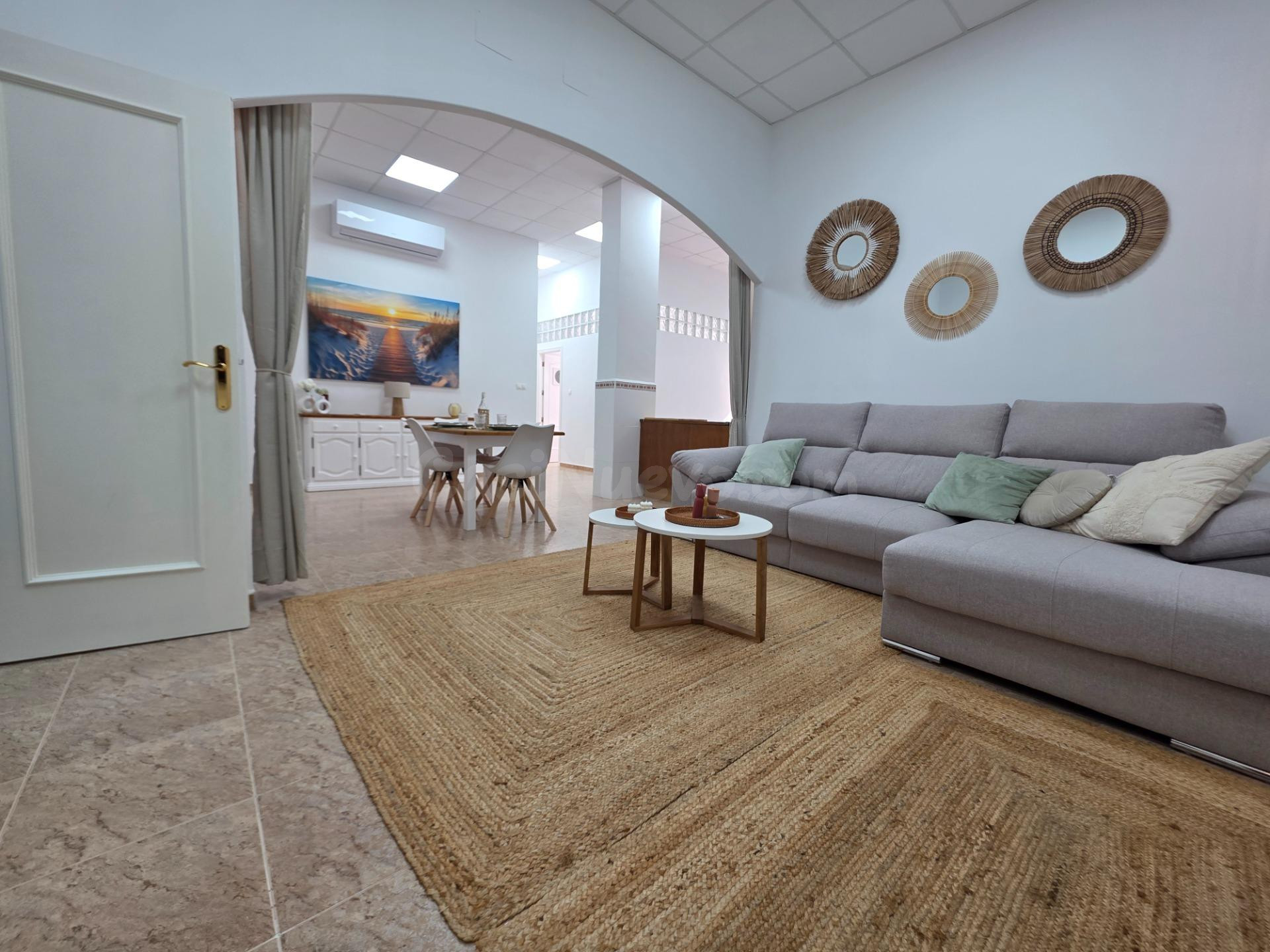 Amplia planta baja reformada con 4 habitaciones y gran garaje para varios vehículos