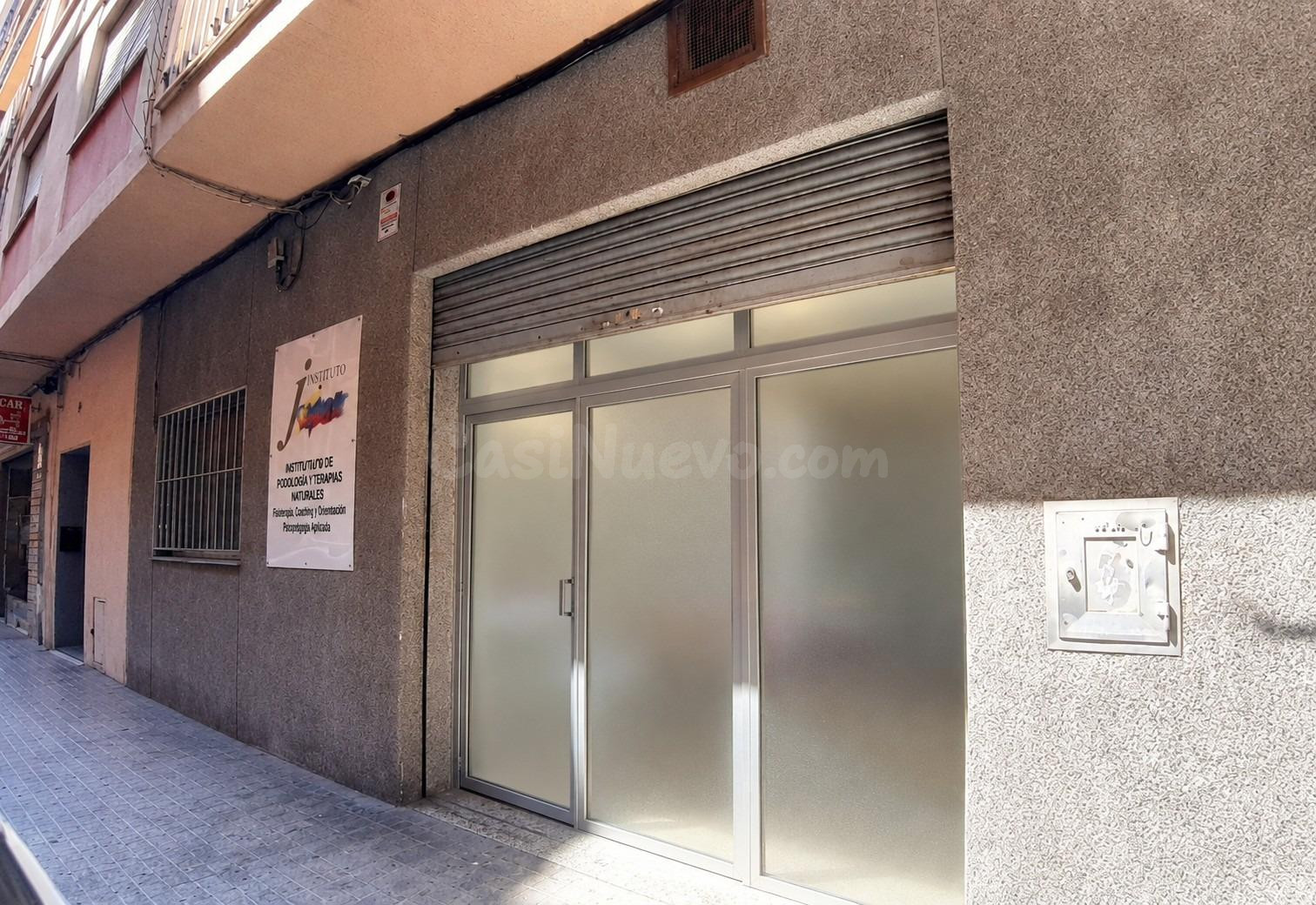 Local comercial de 214 m2 con salida de humos en la calle Estatuto, Castellón