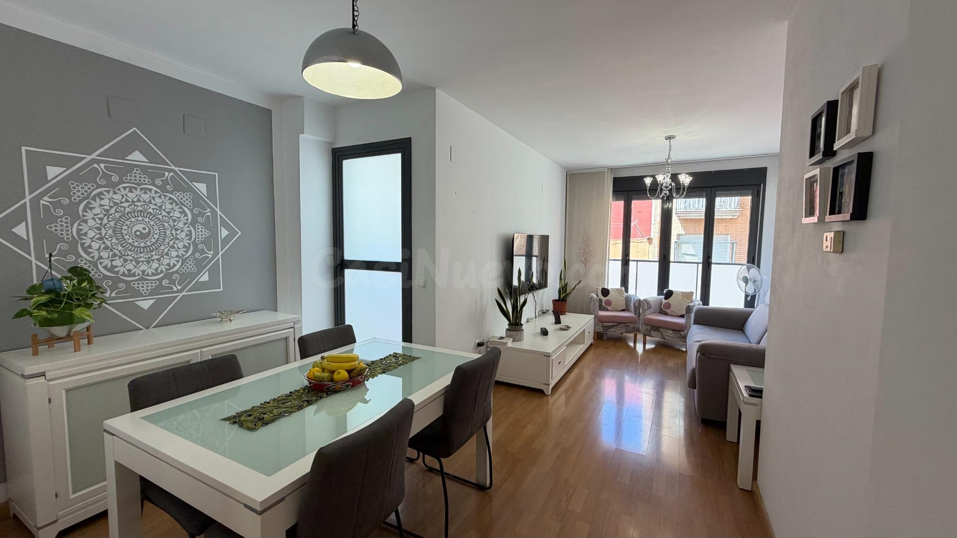 ¡Venta en El Grau: vivienda del 2008 con balcón y 2 dormitorios!
