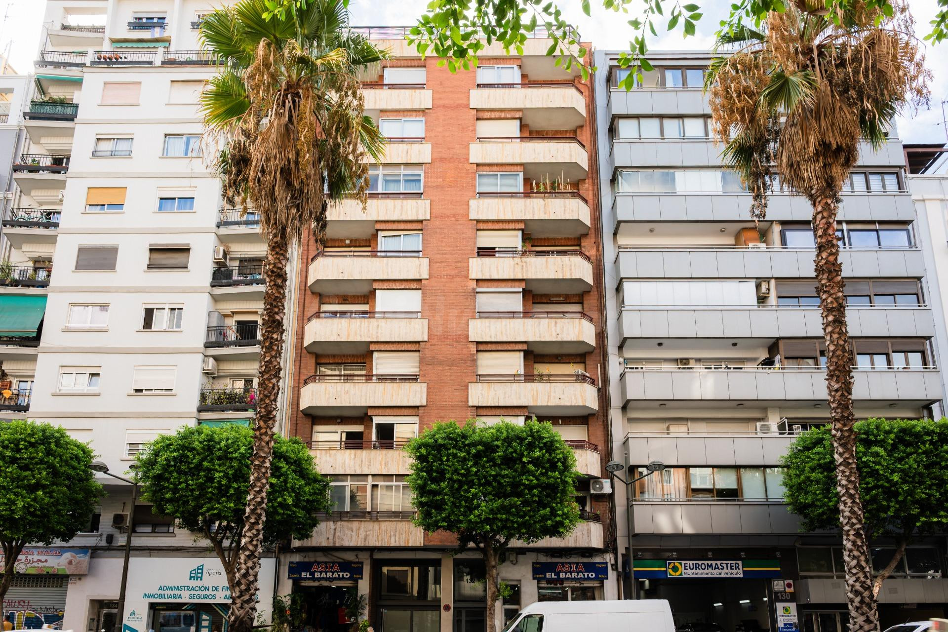 EXCLUSIVA Y GRAN VIVIENDA DE 180 M2 Y 5 habitaciones FRENTE A RUZAFA