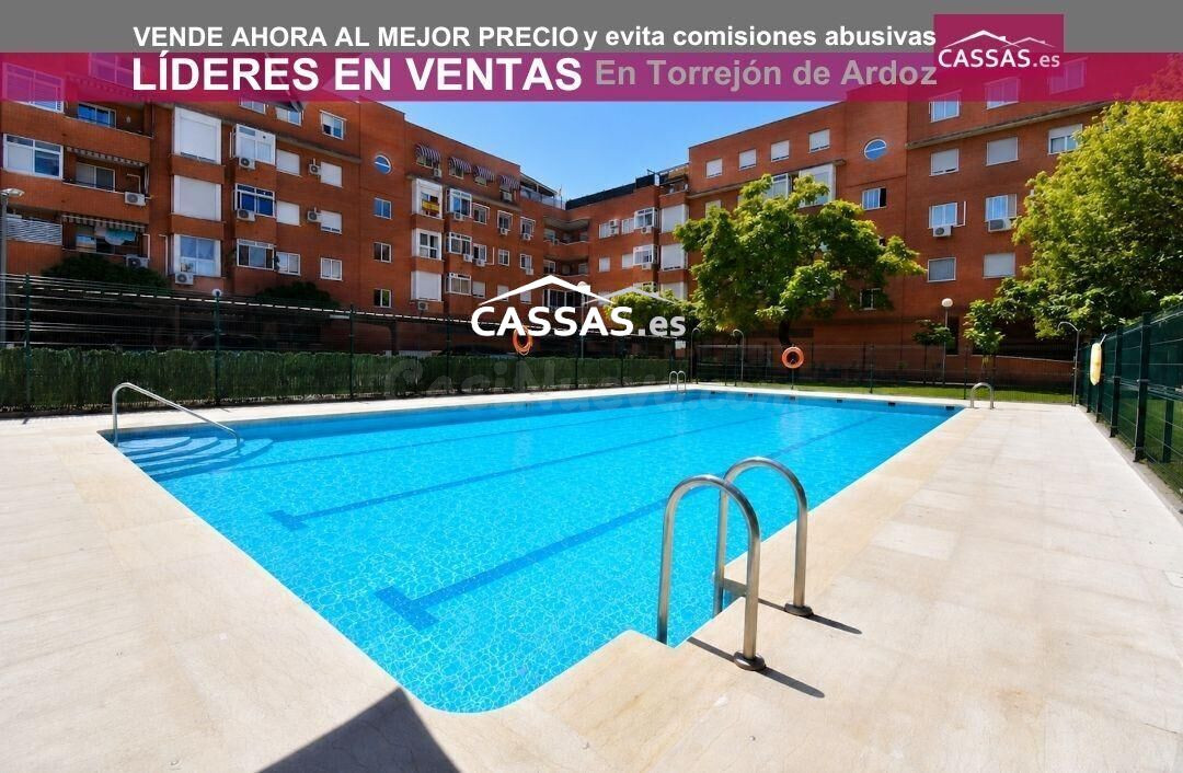 ZONA TORRENIEVE. Piso con terraza de 3 habitaciones con 2 baños, Piscina, garaje y trastero.