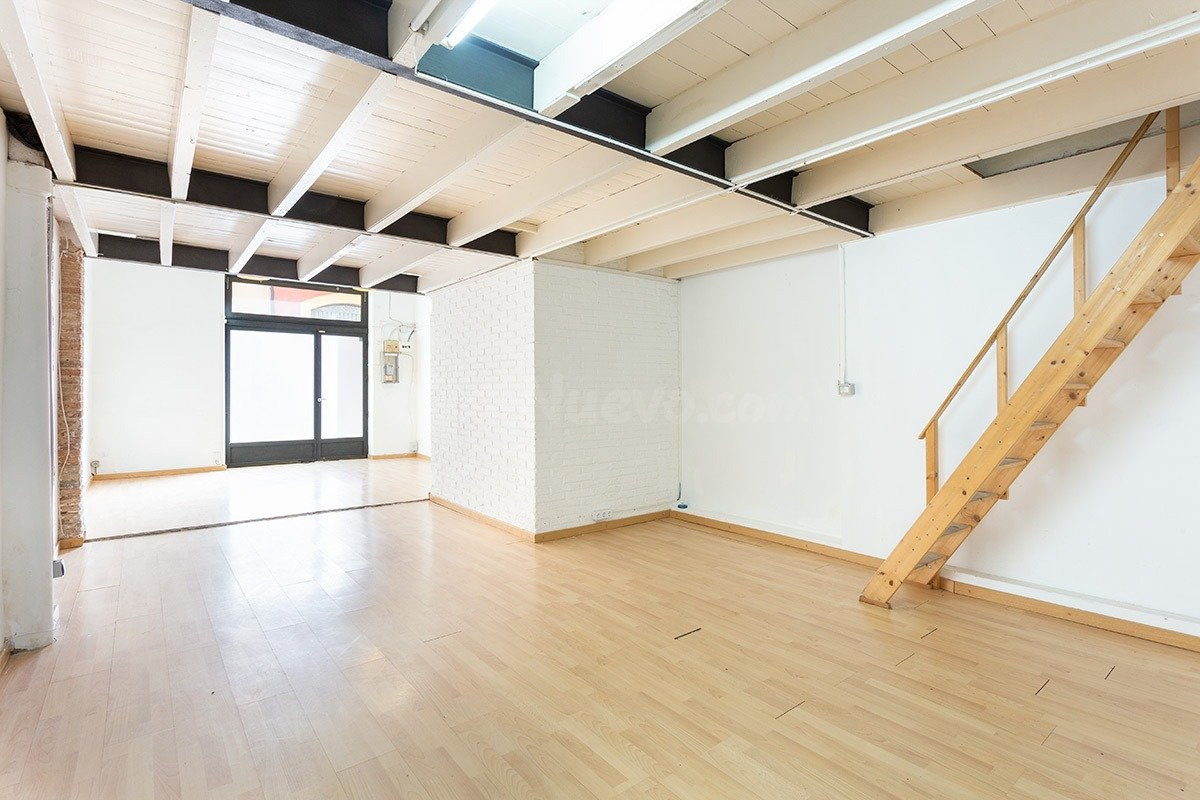 Alquiler de amplio local comercial  a pie de calle en Gracia