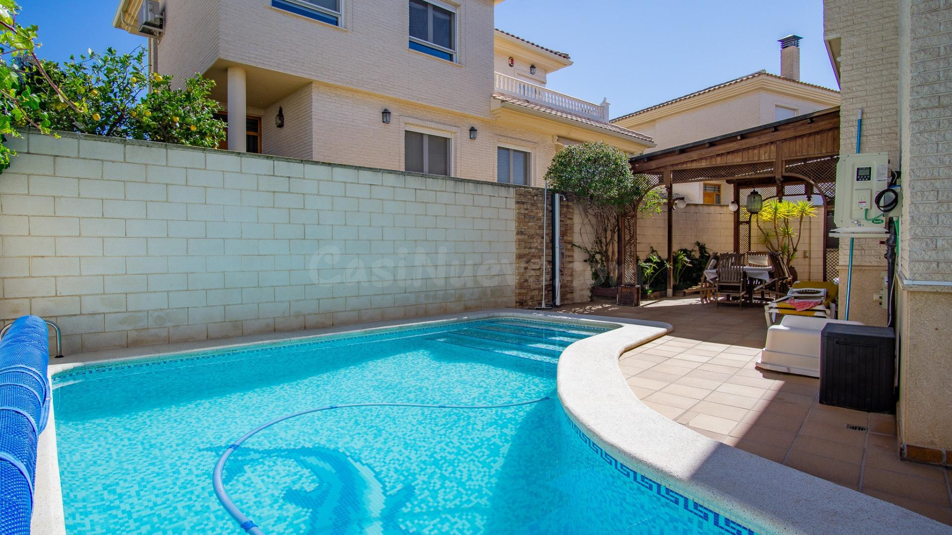 Chalet en zona Barrio San José de Petrer  con piscina privada climatatizada.