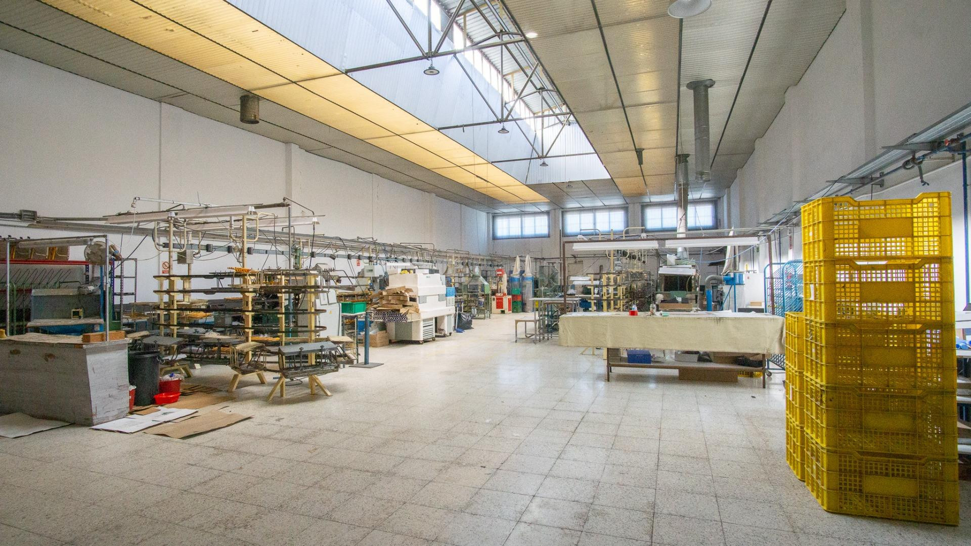 Nave industrial, con maquinaria, cadena e instalaciones para fábrica de calzado.