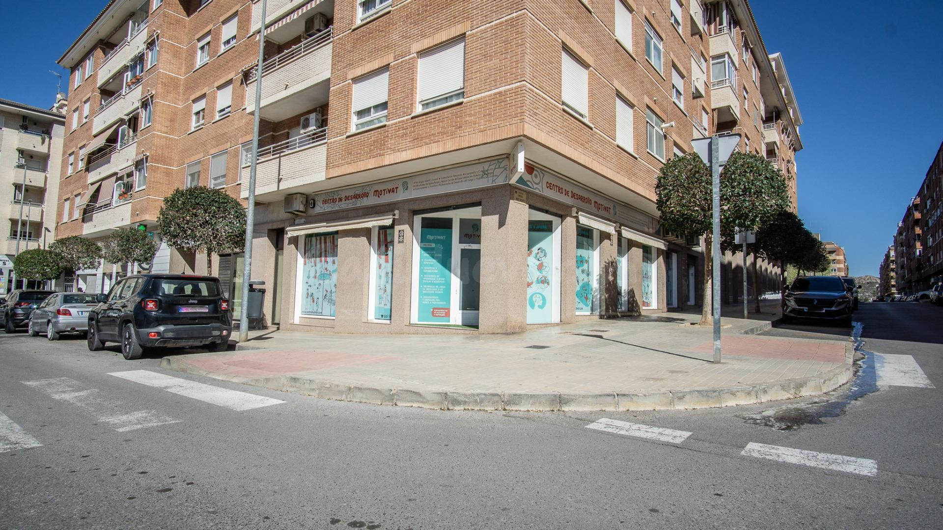 Local esquina en zona Campet-Petrer en venta o como inversión