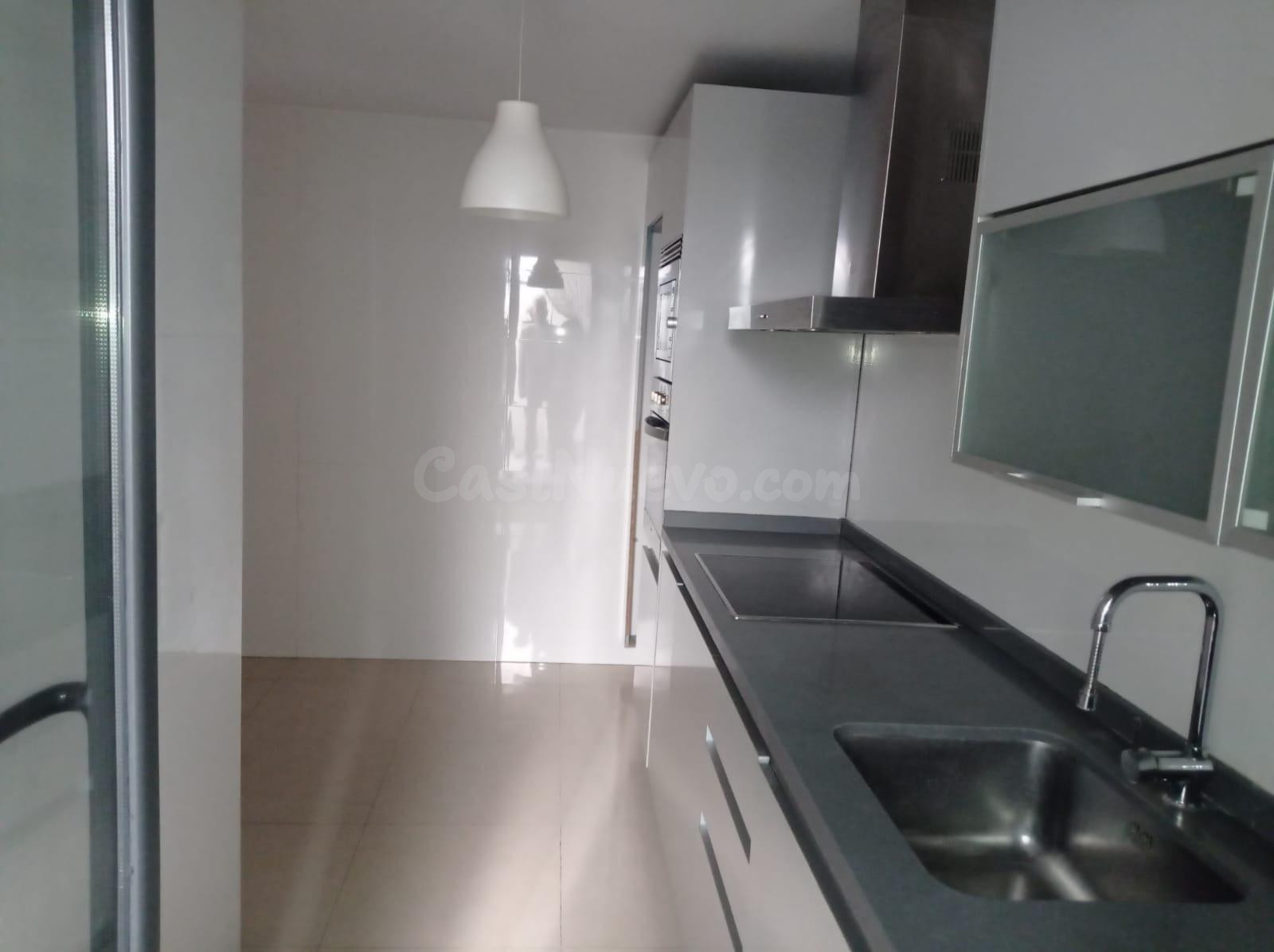 21 Inmobiliarias vende piso seminuevo , con garaje en plena avenida principal