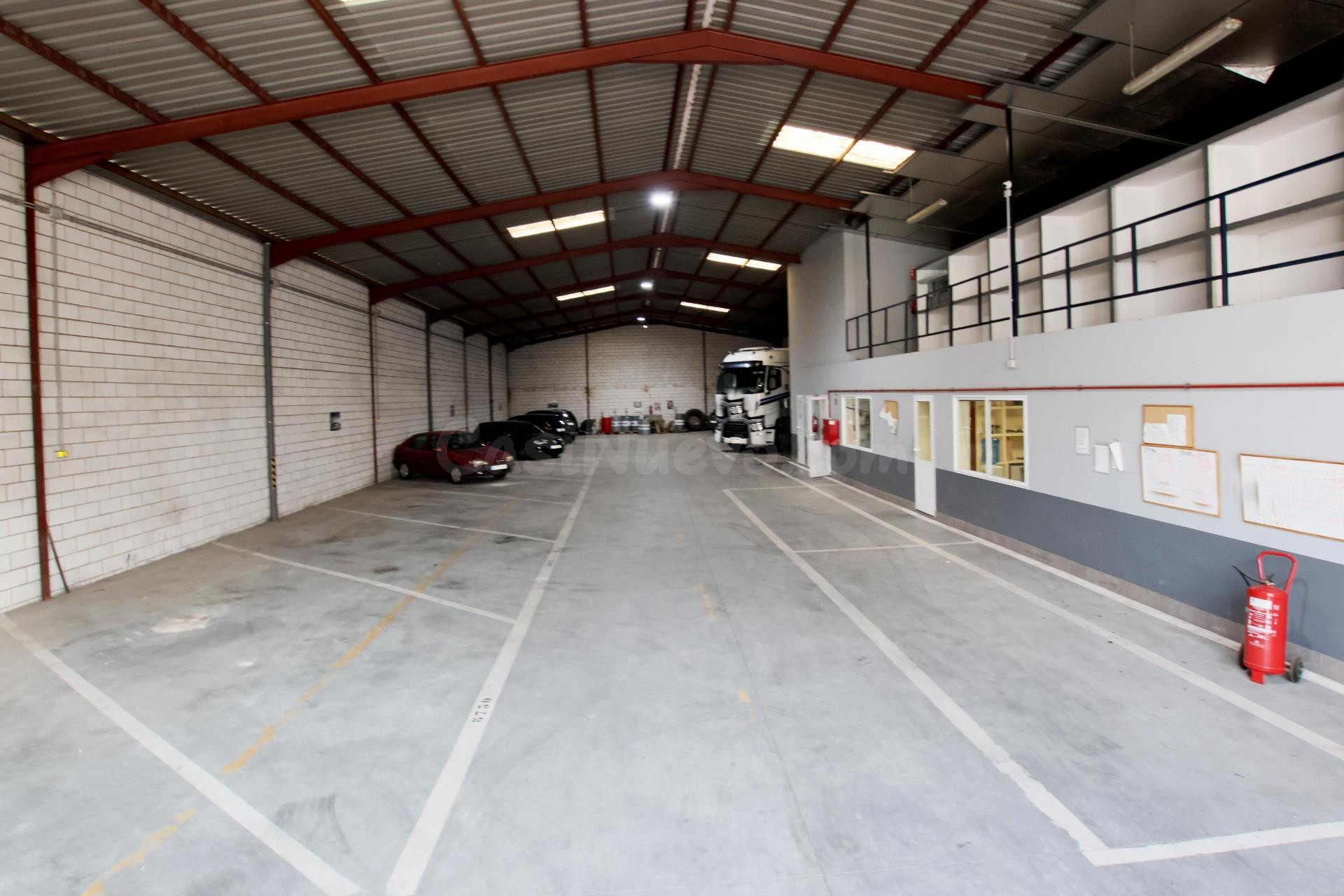 Amplia Nave Industrial en Puebla de la Calzada - Oportunidad Única