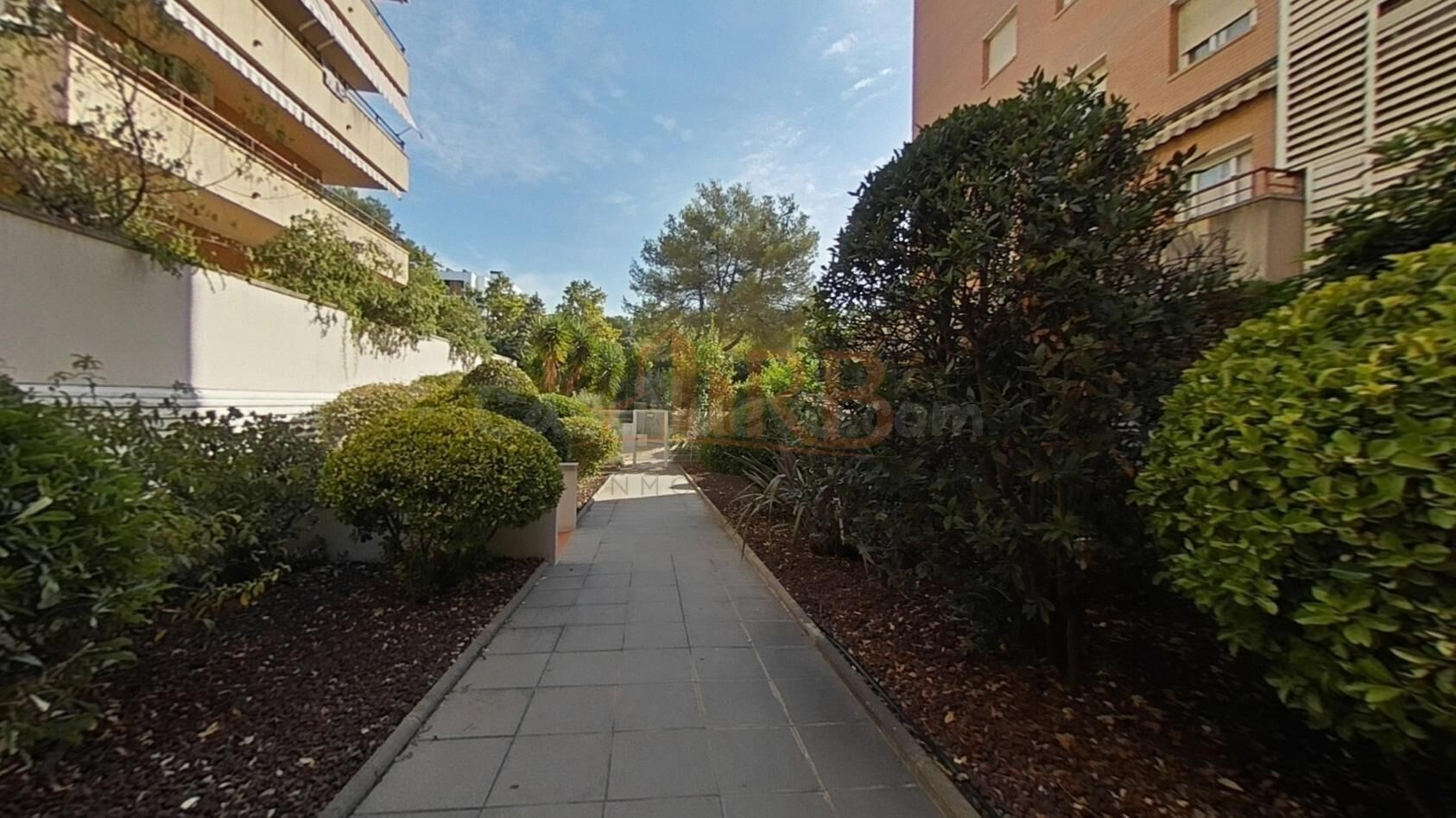 Amplio Piso en el Corazón de Castelldefels: Oportunidad Única