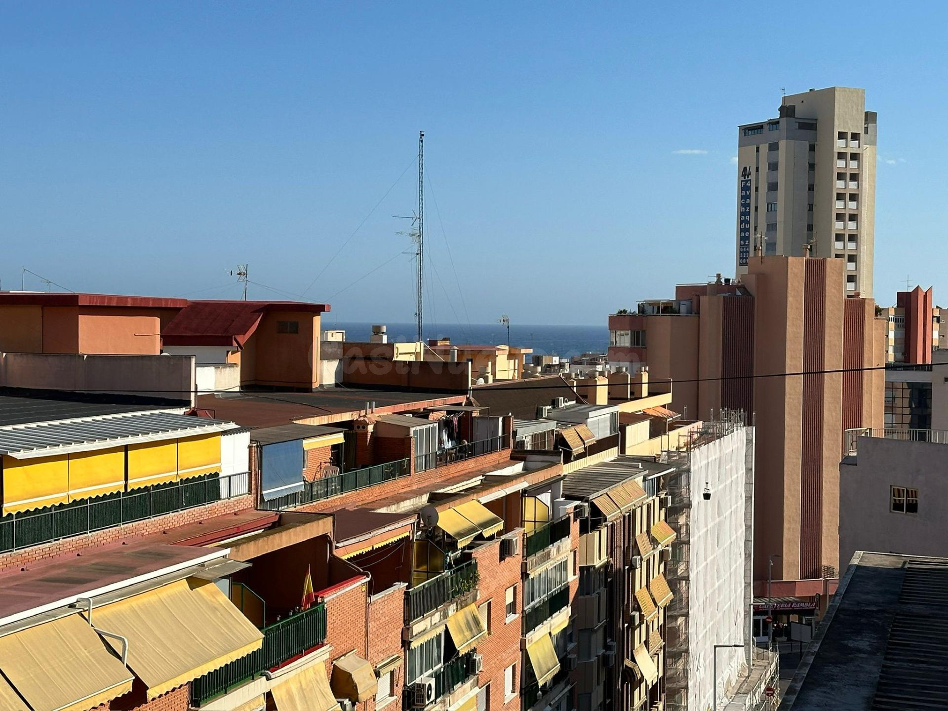 Ático en Venta en el Centro de Benidorm, con Amplia Terraza y Cerca de la Playa