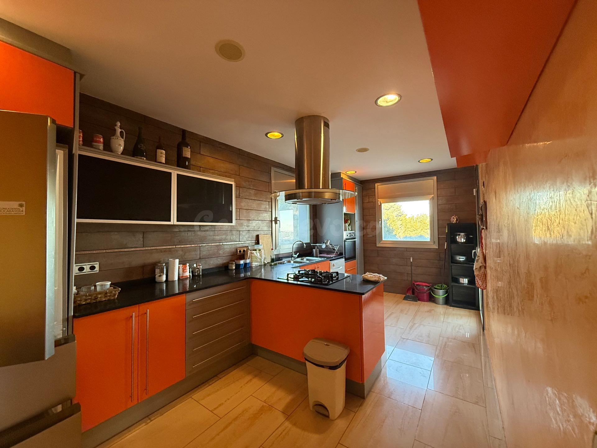 Casa con ascensor, grandes terrazas y vistas al mar y montaña en Costa Cunit