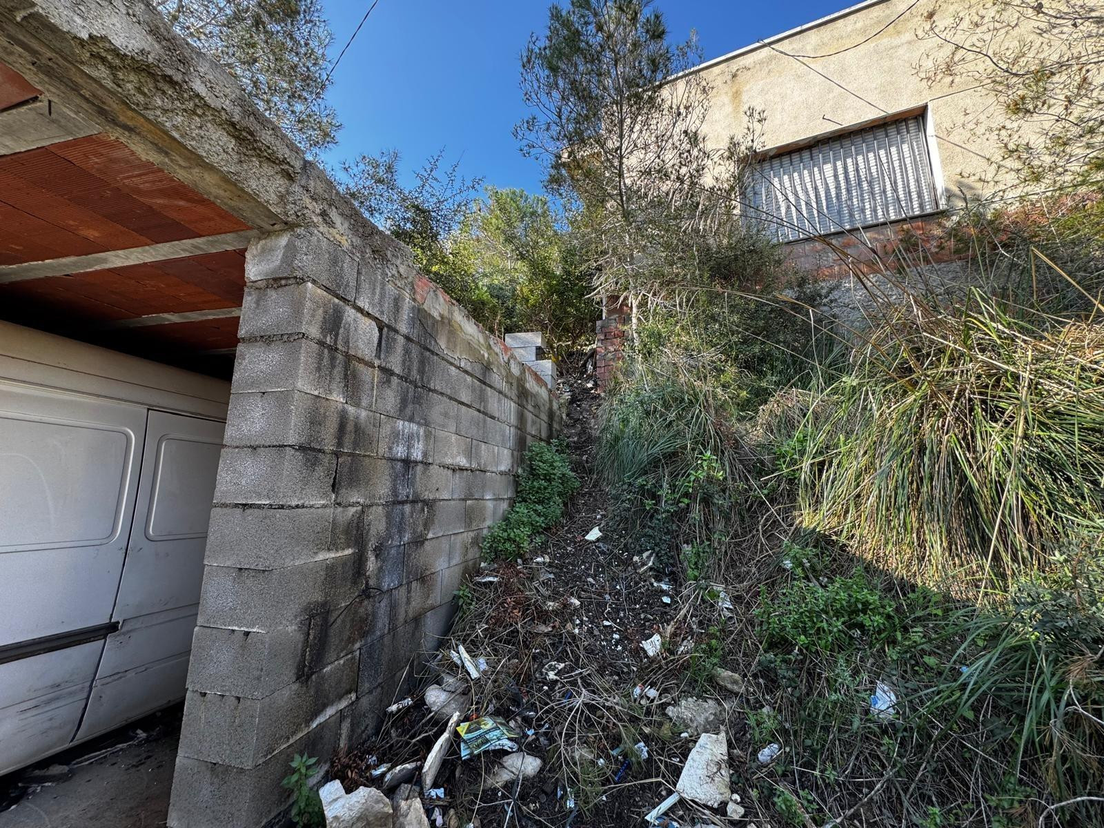 Casa para reformar con gran potencial y amplio jardín en Canyelles