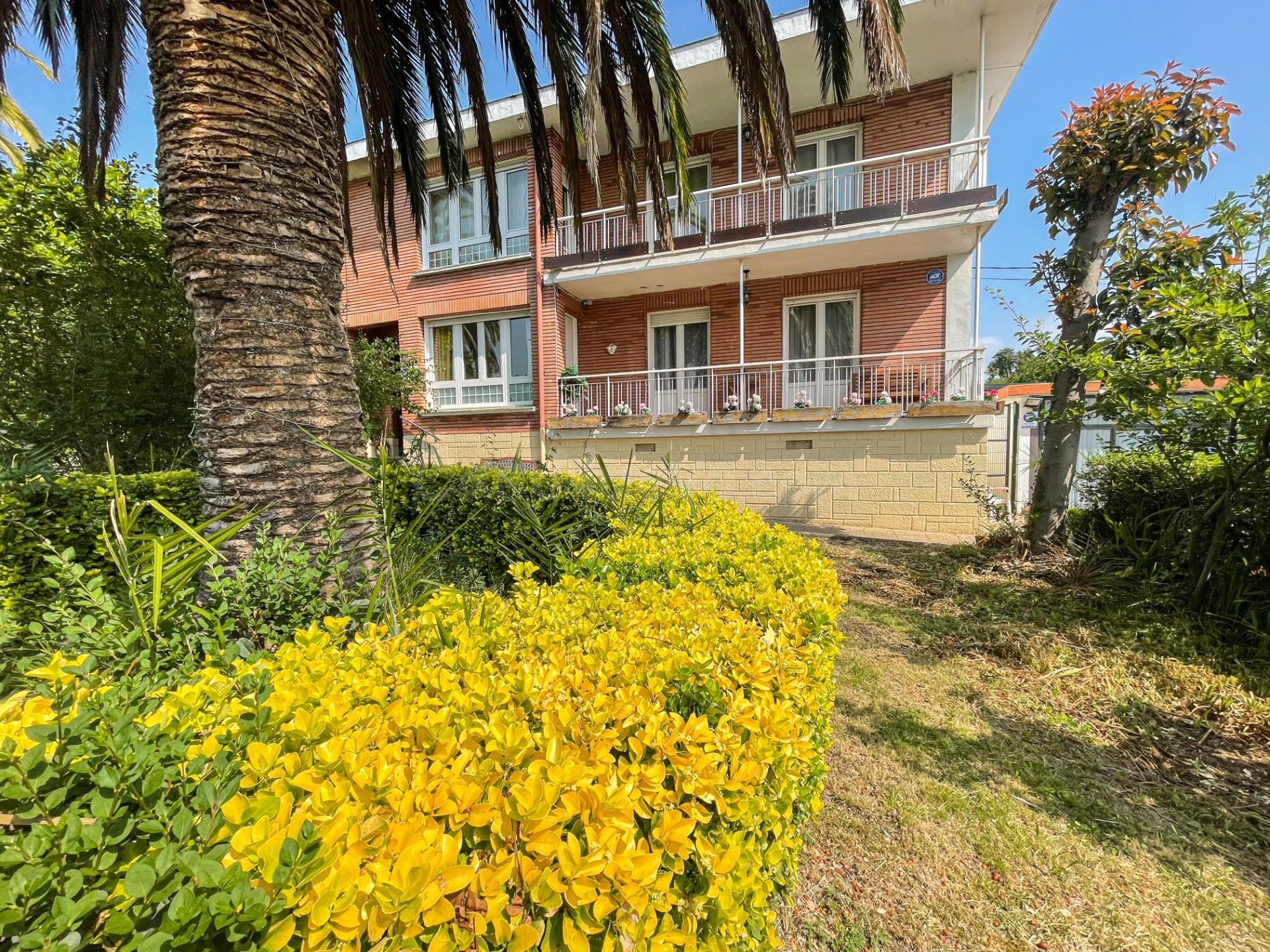 Vivienda independiente con 4 viviendas, gran terreno, jardín, piscina y zona chill out en Las Carreras, Abanto y Ciervena