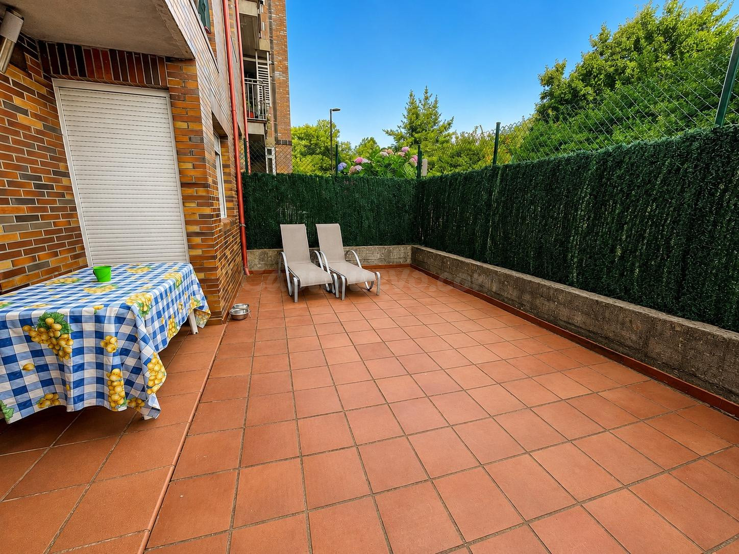 Planta baja en Beranga con terraza privada, piscinas y aparcamiento comunitario