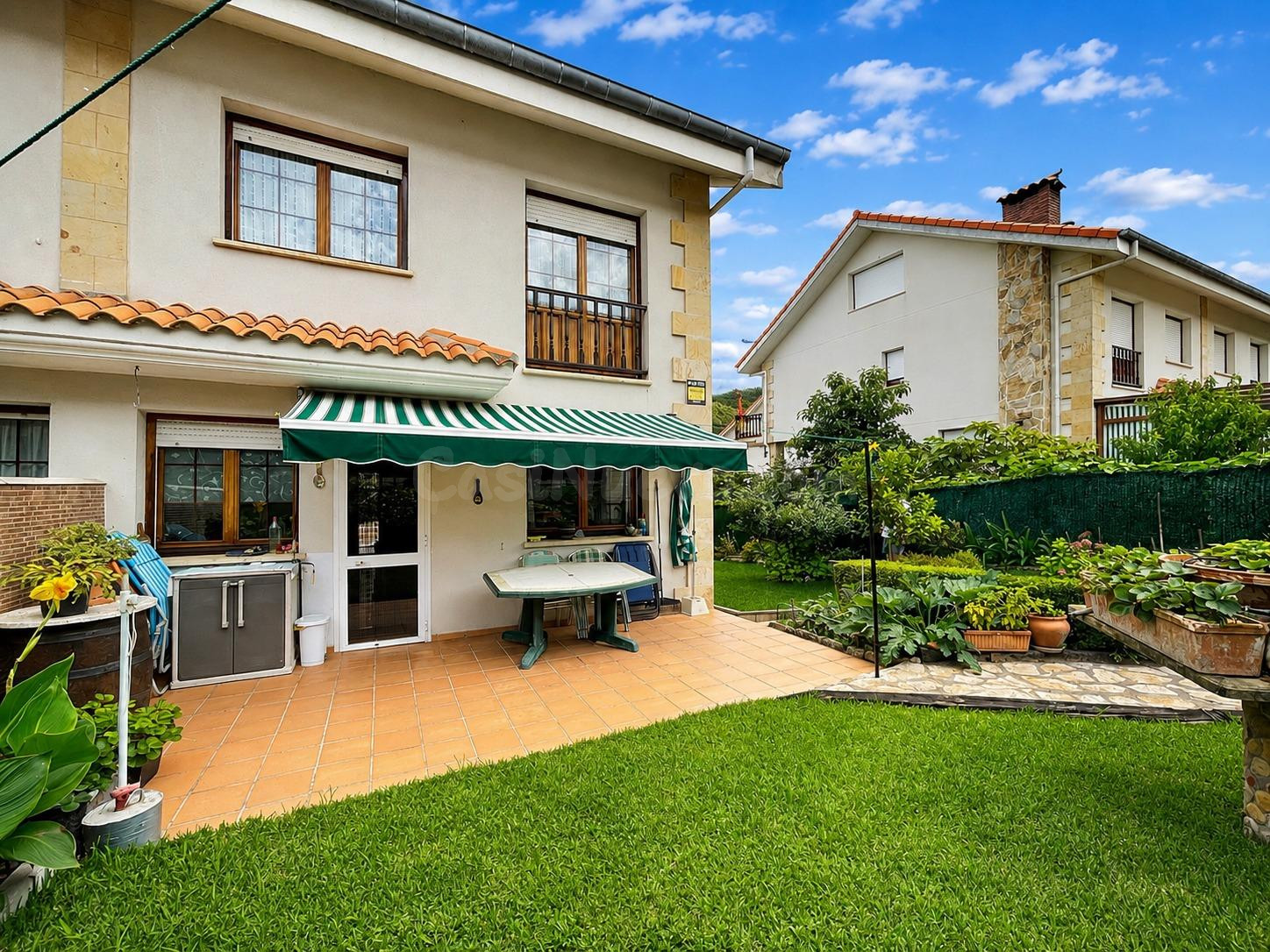 EXCLUSIVA – Chalet pareado en Argoños con piscina, parcela y gran terraza cerca de Noja y Santoña