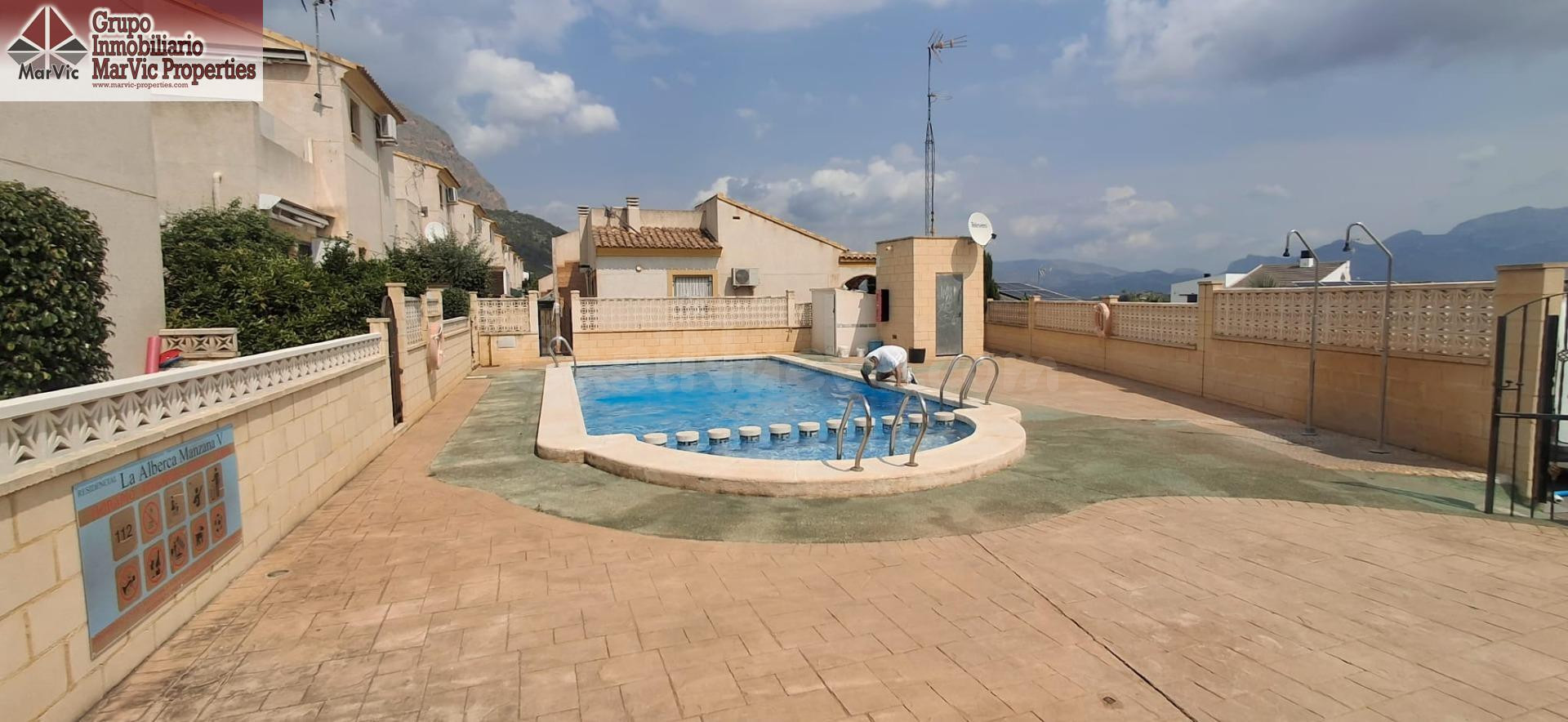 Chalet en Polop con Piscina y Amplias Posibilidades de Reforma