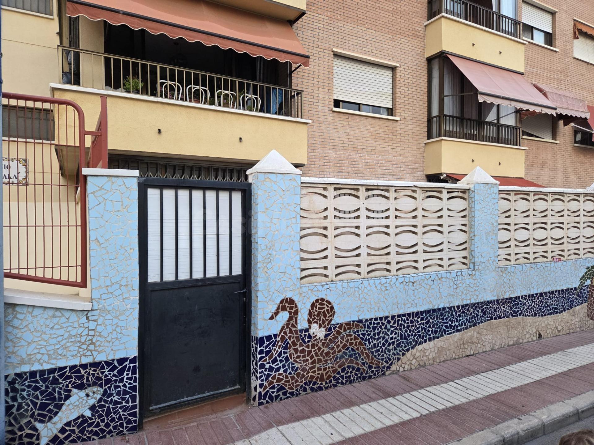Oportunidad de Inversión en Finestrat: Apartamento a Reformar con Vistas al Mar