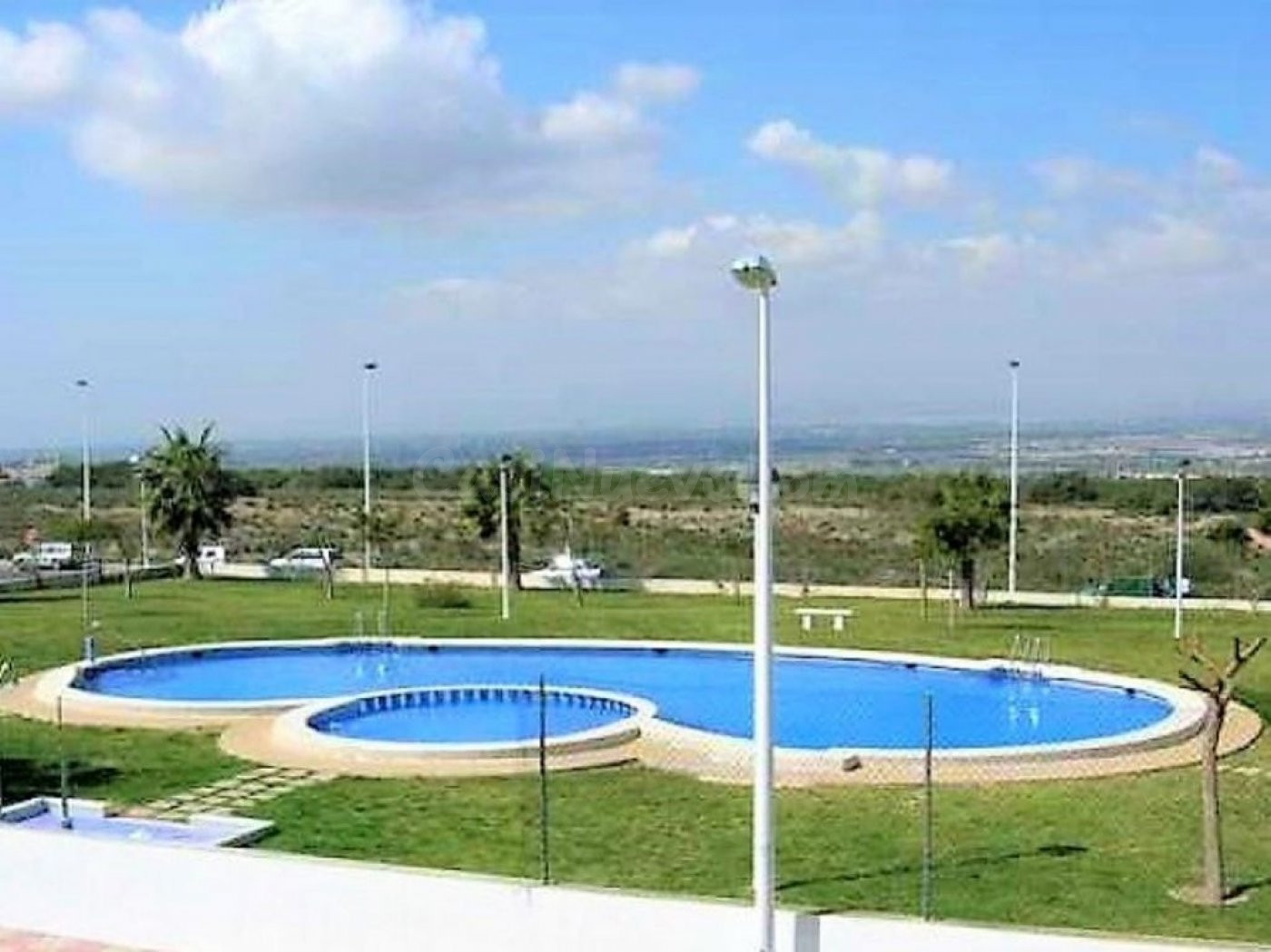 Bungalow planta baja reformado de 2 Dorm. con gran terraza y jardín al frente con trastero y vistas